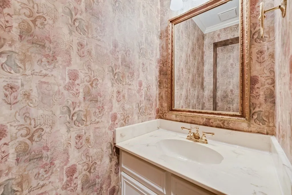 Single Family Residence For Sale in Grayson County , 714 W Lamberth Road, Sherman, Texas 75092, 4 Bedroom, 4 Bathroom, Garage spaces, 3,115 Sqft, built in 1977, mls#21399483, Real Estate Agent in Sherman, Homes For Sale in Grayson county, Homes For Sale in Sherman, Realtor in Sherman Texas, Real Estate Brokerage Independent Realty Texas, Luminita Cordes Realtor
