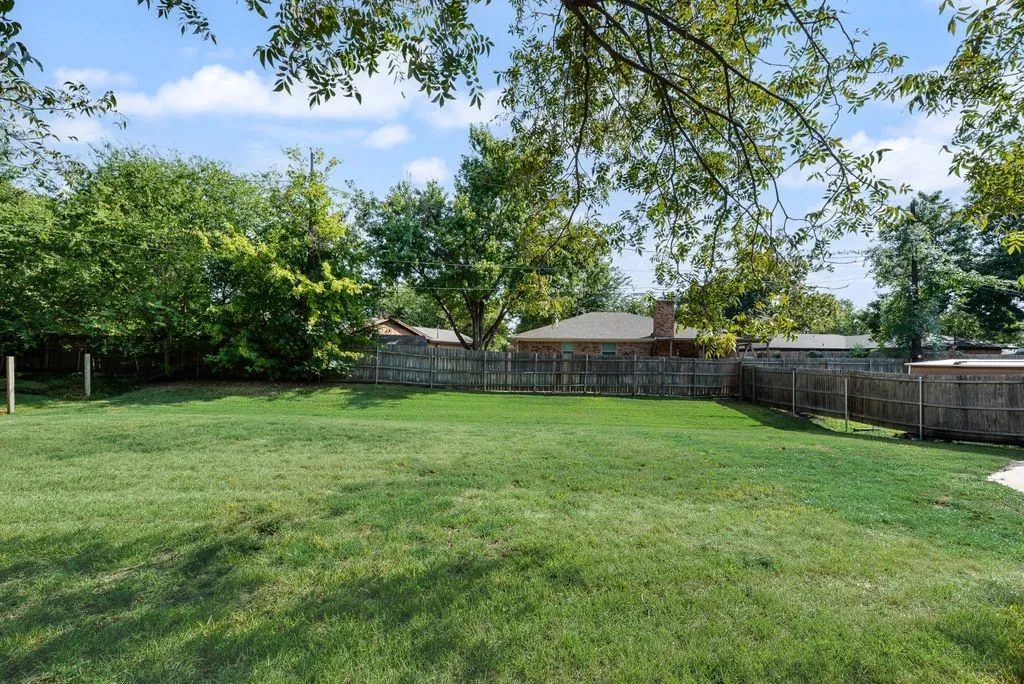 Single Family Residence For Sale in Grayson County , 714 W Lamberth Road, Sherman, Texas 75092, 4 Bedroom, 4 Bathroom, Garage spaces, 3,115 Sqft, built in 1977, mls#21399483, Real Estate Agent in Sherman, Homes For Sale in Grayson county, Homes For Sale in Sherman, Realtor in Sherman Texas, Real Estate Brokerage Independent Realty Texas, Luminita Cordes Realtor