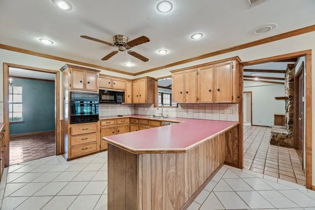 Single Family Residence For Sale in Grayson County , 714 W Lamberth Road, Sherman, Texas 75092, 4 Bedroom, 4 Bathroom, Garage spaces, 3,115 Sqft, built in 1977, mls#21399483, Real Estate Agent in Sherman, Homes For Sale in Grayson county, Homes For Sale in Sherman, Realtor in Sherman Texas, Real Estate Brokerage Independent Realty Texas, Luminita Cordes Realtor