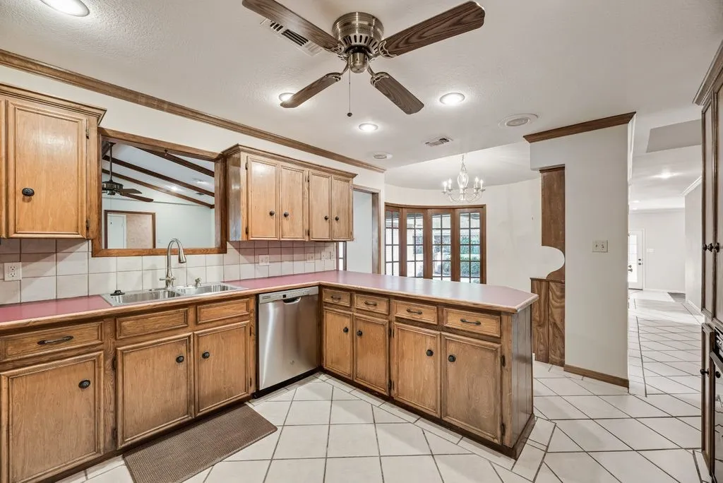Single Family Residence For Sale in Grayson County , 714 W Lamberth Road, Sherman, Texas 75092, 4 Bedroom, 4 Bathroom, Garage spaces, 3,115 Sqft, built in 1977, mls#21399483, Real Estate Agent in Sherman, Homes For Sale in Grayson county, Homes For Sale in Sherman, Realtor in Sherman Texas, Real Estate Brokerage Independent Realty Texas, Luminita Cordes Realtor