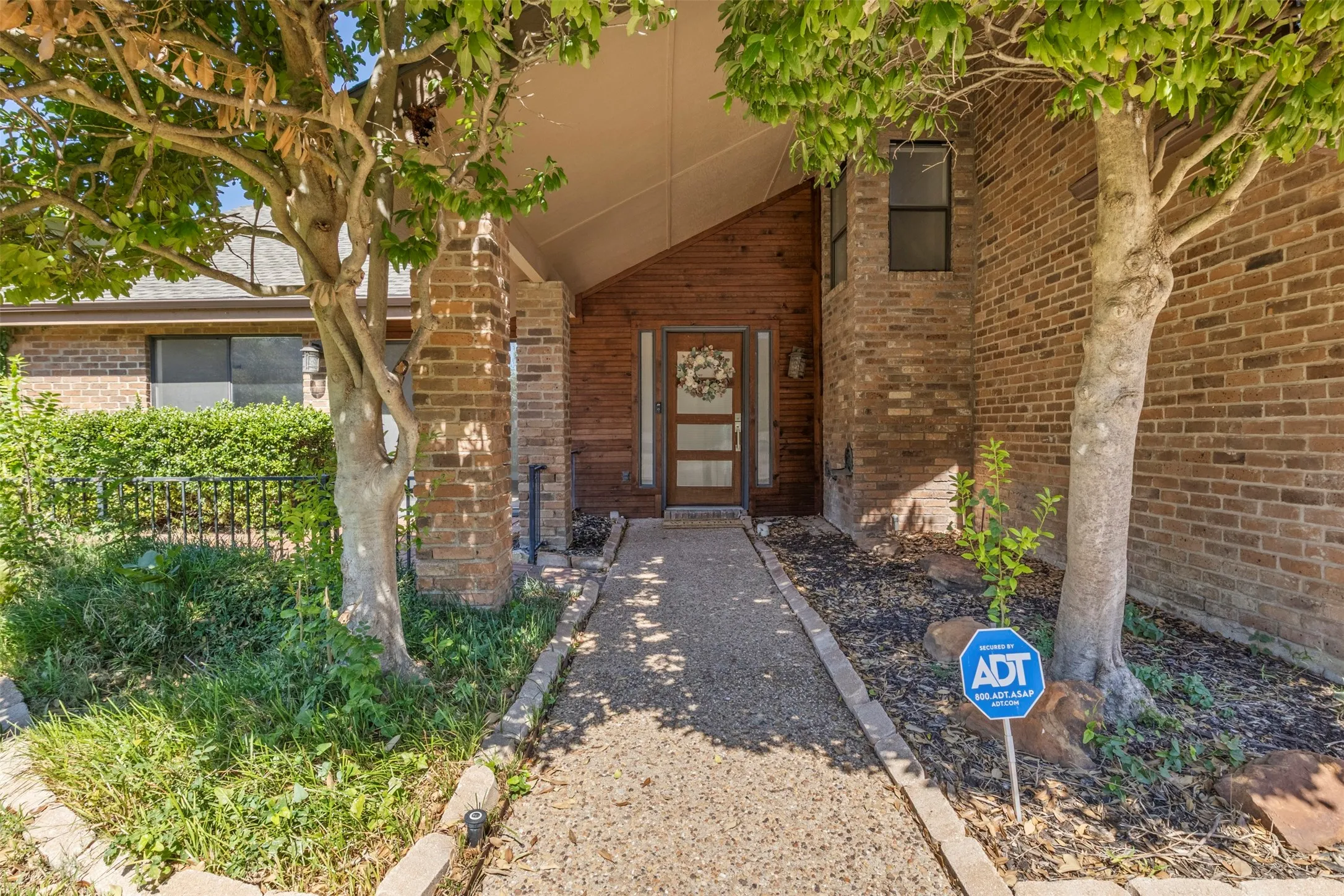 Single Family Residence For Rent in Collin County , 5509 Anglebluff Place, Plano, Texas 75093, 4 Bedroom, 4 Bathroom, 2 Garage spaces, 2,919 Sqft, built in 1981, mls#21397722, Real Estate Agent in Plano, Homes For Rent in Collin county, Homes For Rent in Plano, Realtor in Plano Texas, Real Estate Brokerage Independent Realty Texas, Luminita Cordes Realtor