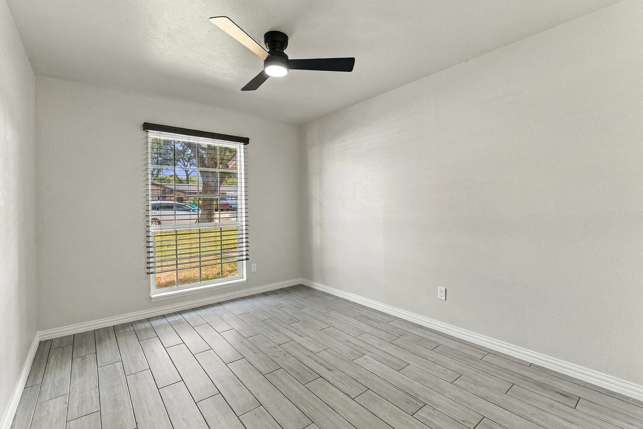 Single Family Residence For Sale in Tarrant County , 2100 Rockmoor Drive, Edgecliff Village, Texas 76134, 3 Bedroom, 2 Bathroom, 2 Garage spaces, 1,633 Sqft, built in 1965, mls#21399441, Real Estate Agent in Edgecliff Village, Homes For Sale in Tarrant county, Homes For Sale in Edgecliff Village, Realtor in Edgecliff Village Texas, Real Estate Brokerage Independent Realty Texas, Luminita Cordes Realtor