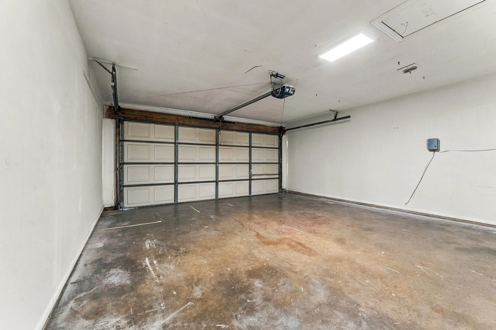 Single Family Residence For Sale in Tarrant County , 2100 Rockmoor Drive, Edgecliff Village, Texas 76134, 3 Bedroom, 2 Bathroom, 2 Garage spaces, 1,633 Sqft, built in 1965, mls#21399441, Real Estate Agent in Edgecliff Village, Homes For Sale in Tarrant county, Homes For Sale in Edgecliff Village, Realtor in Edgecliff Village Texas, Real Estate Brokerage Independent Realty Texas, Luminita Cordes Realtor