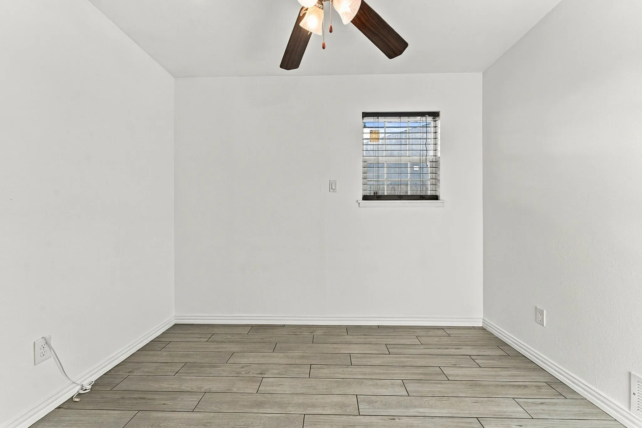 Single Family Residence For Sale in Tarrant County , 2100 Rockmoor Drive, Edgecliff Village, Texas 76134, 3 Bedroom, 2 Bathroom, 2 Garage spaces, 1,633 Sqft, built in 1965, mls#21399441, Real Estate Agent in Edgecliff Village, Homes For Sale in Tarrant county, Homes For Sale in Edgecliff Village, Realtor in Edgecliff Village Texas, Real Estate Brokerage Independent Realty Texas, Luminita Cordes Realtor