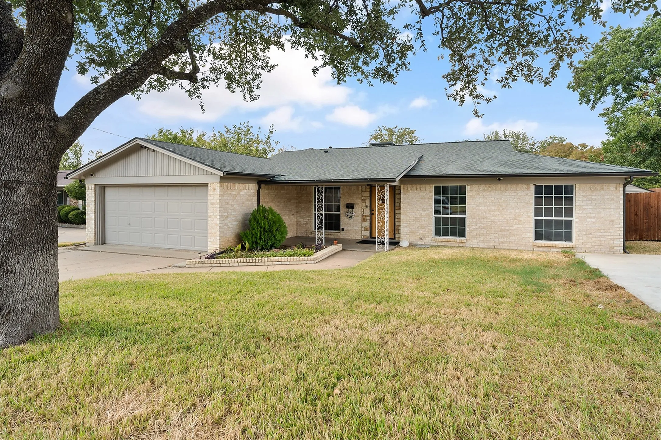 Single Family Residence For Sale in Tarrant County , 2100 Rockmoor Drive, Edgecliff Village, Texas 76134, 3 Bedroom, 2 Bathroom, 2 Garage spaces, 1,633 Sqft, built in 1965, mls#21399441, Real Estate Agent in Edgecliff Village, Homes For Sale in Tarrant county, Homes For Sale in Edgecliff Village, Realtor in Edgecliff Village Texas, Real Estate Brokerage Independent Realty Texas, Luminita Cordes Realtor