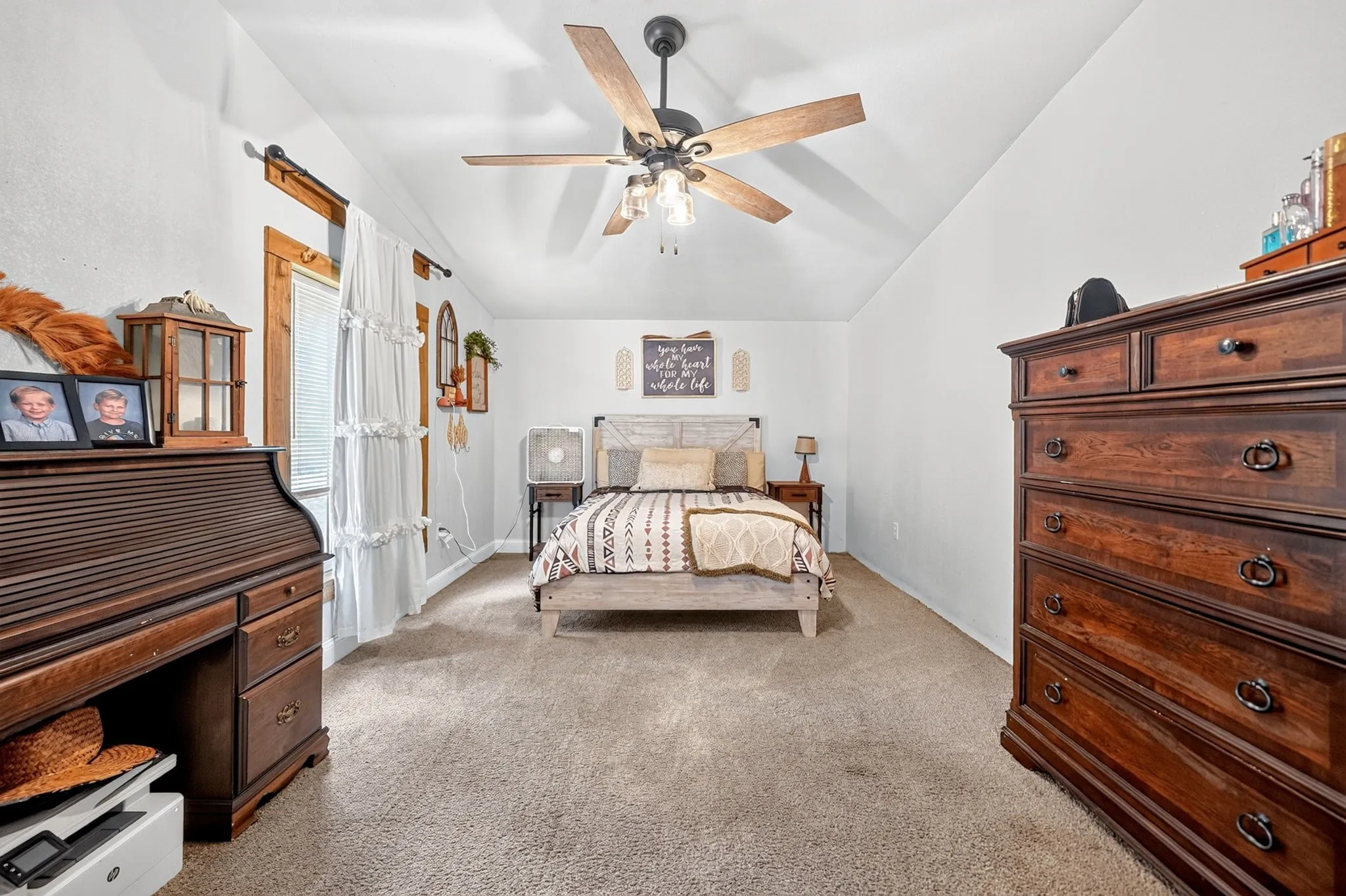 Vaulted ceiling with an installed ceiling fan and light fixture