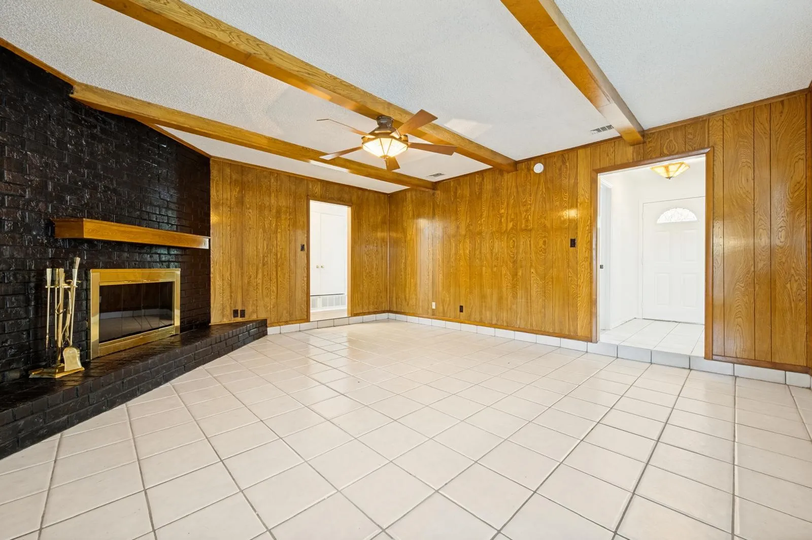 Single Family Residence For Rent in Tarrant County , 2517 Tanglewood Drive, Grapevine, Texas 76051, 4 Bedroom, 2 Bathroom, 2 Garage spaces, 1,576 Sqft, built in 1975, mls#21399506, Real Estate Agent in Grapevine, Homes For Rent in Tarrant county, Homes For Rent in Grapevine, Realtor in Grapevine Texas, Real Estate Brokerage Independent Realty Texas, Luminita Cordes Realtor