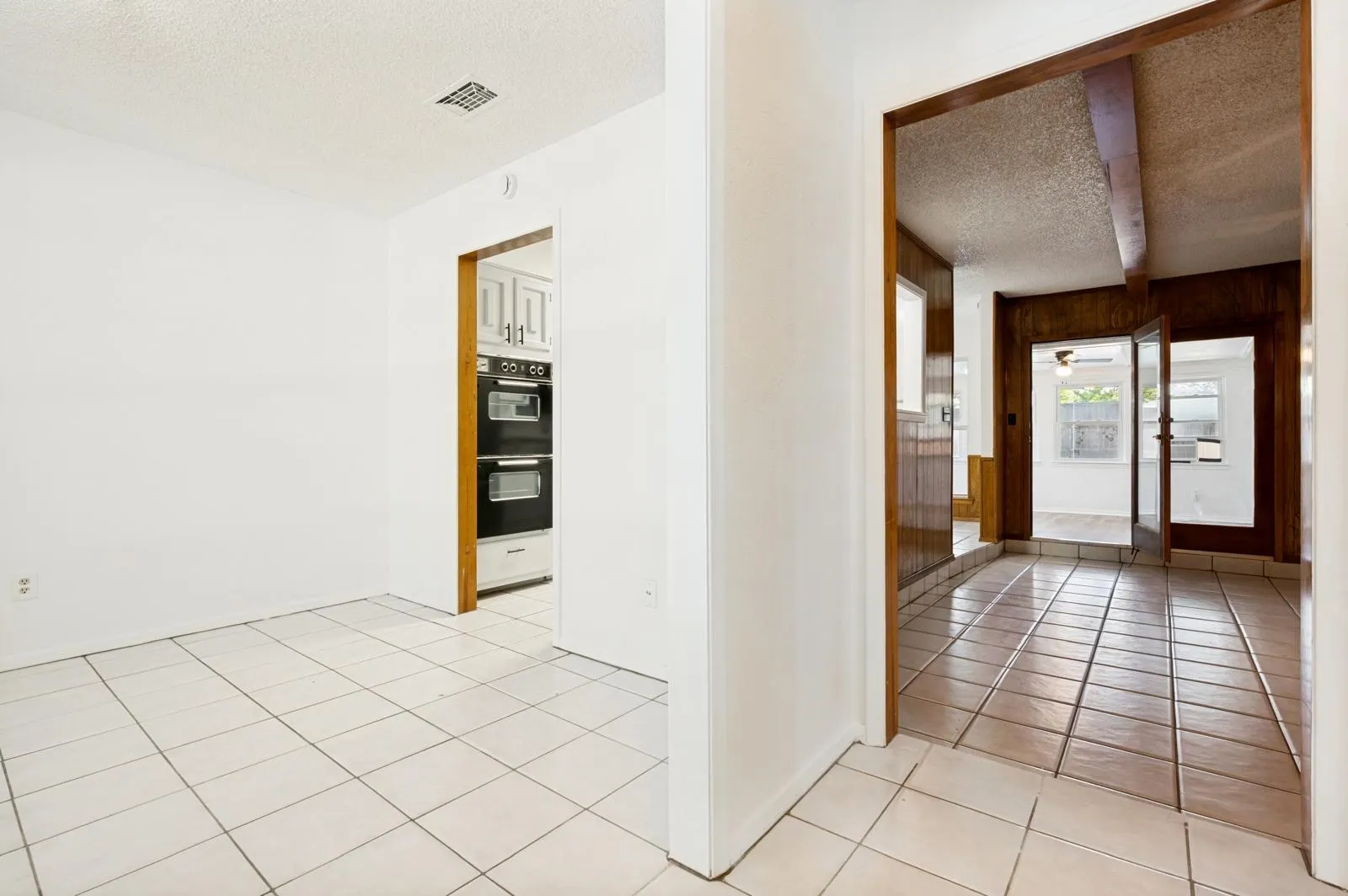 Single Family Residence For Rent in Tarrant County , 2517 Tanglewood Drive, Grapevine, Texas 76051, 4 Bedroom, 2 Bathroom, 2 Garage spaces, 1,576 Sqft, built in 1975, mls#21399506, Real Estate Agent in Grapevine, Homes For Rent in Tarrant county, Homes For Rent in Grapevine, Realtor in Grapevine Texas, Real Estate Brokerage Independent Realty Texas, Luminita Cordes Realtor