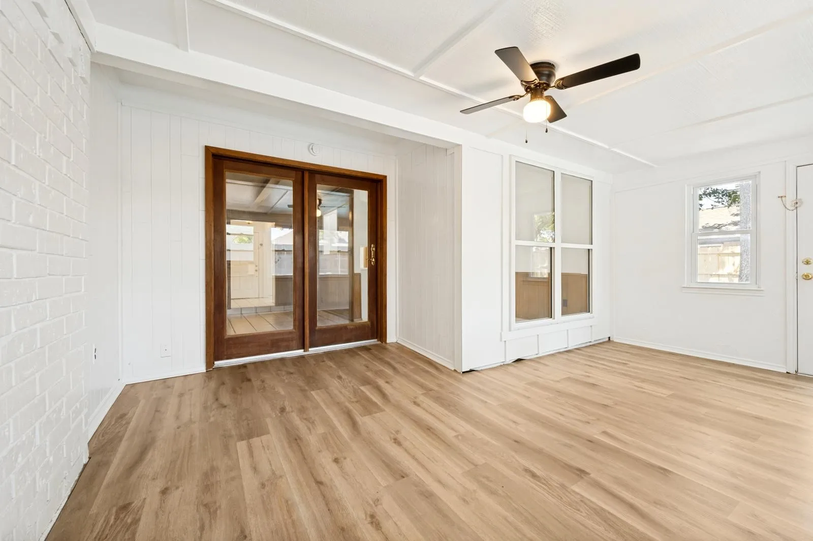 Single Family Residence For Rent in Tarrant County , 2517 Tanglewood Drive, Grapevine, Texas 76051, 4 Bedroom, 2 Bathroom, 2 Garage spaces, 1,576 Sqft, built in 1975, mls#21399506, Real Estate Agent in Grapevine, Homes For Rent in Tarrant county, Homes For Rent in Grapevine, Realtor in Grapevine Texas, Real Estate Brokerage Independent Realty Texas, Luminita Cordes Realtor