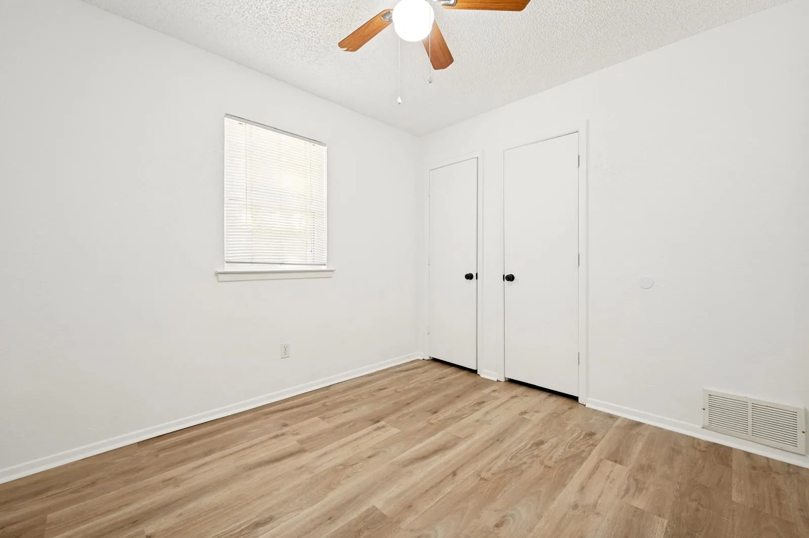 Single Family Residence For Rent in Tarrant County , 2517 Tanglewood Drive, Grapevine, Texas 76051, 4 Bedroom, 2 Bathroom, 2 Garage spaces, 1,576 Sqft, built in 1975, mls#21399506, Real Estate Agent in Grapevine, Homes For Rent in Tarrant county, Homes For Rent in Grapevine, Realtor in Grapevine Texas, Real Estate Brokerage Independent Realty Texas, Luminita Cordes Realtor