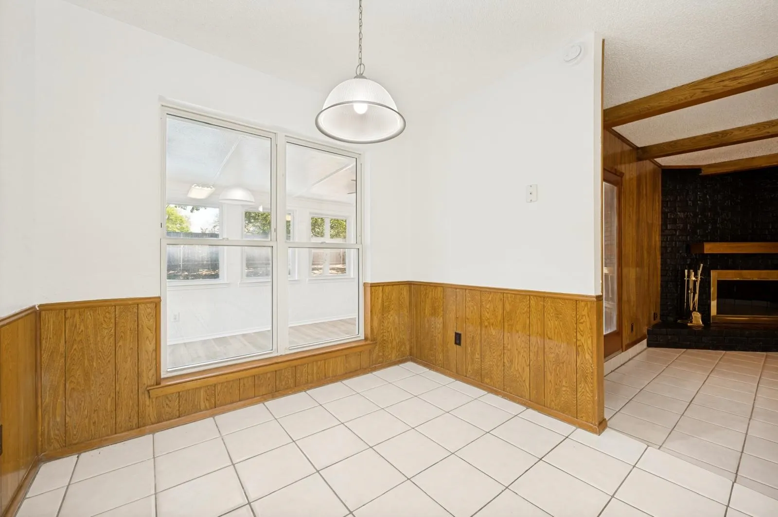 Single Family Residence For Rent in Tarrant County , 2517 Tanglewood Drive, Grapevine, Texas 76051, 4 Bedroom, 2 Bathroom, 2 Garage spaces, 1,576 Sqft, built in 1975, mls#21399506, Real Estate Agent in Grapevine, Homes For Rent in Tarrant county, Homes For Rent in Grapevine, Realtor in Grapevine Texas, Real Estate Brokerage Independent Realty Texas, Luminita Cordes Realtor
