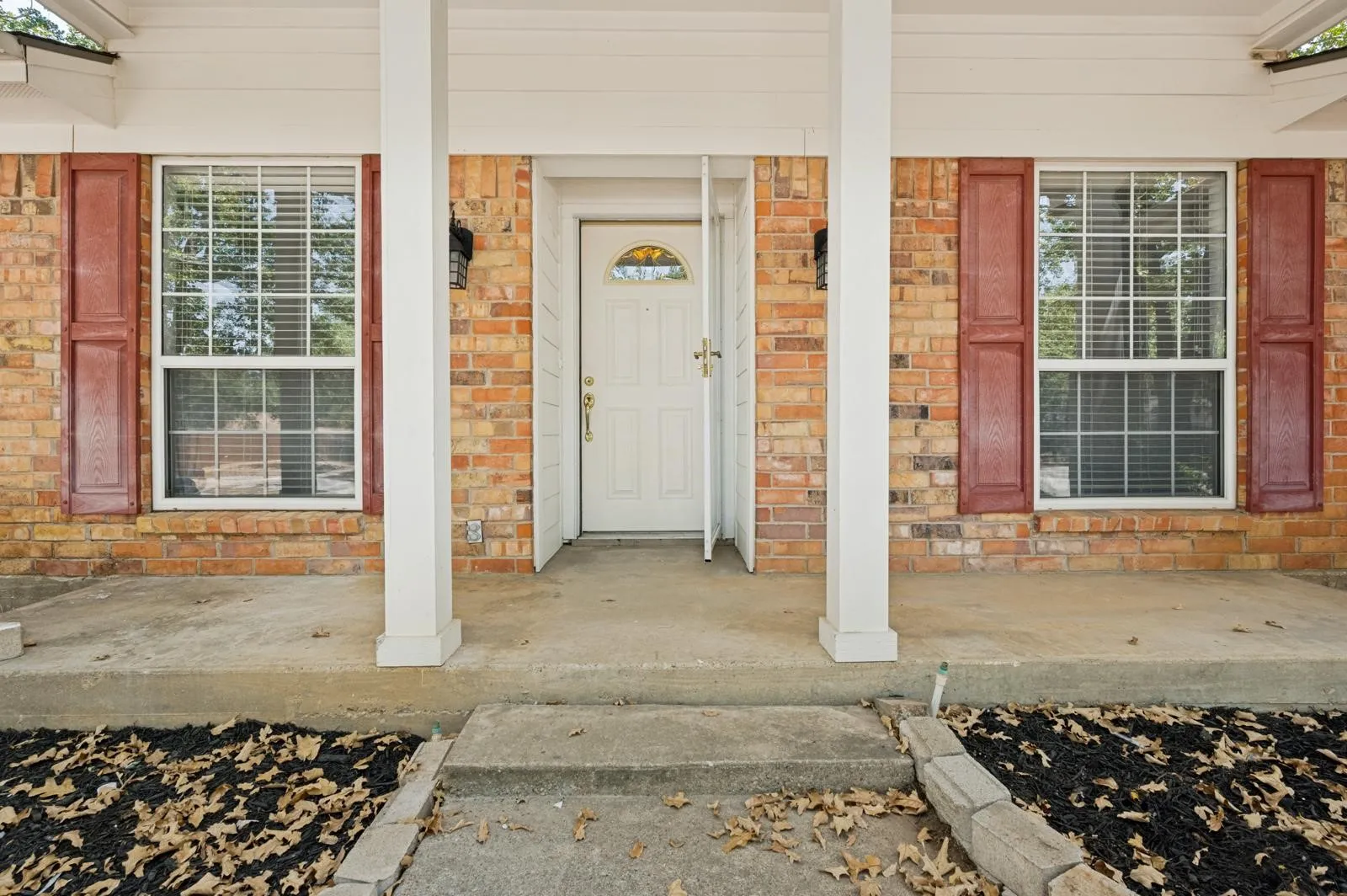 Single Family Residence For Rent in Tarrant County , 2517 Tanglewood Drive, Grapevine, Texas 76051, 4 Bedroom, 2 Bathroom, 2 Garage spaces, 1,576 Sqft, built in 1975, mls#21399506, Real Estate Agent in Grapevine, Homes For Rent in Tarrant county, Homes For Rent in Grapevine, Realtor in Grapevine Texas, Real Estate Brokerage Independent Realty Texas, Luminita Cordes Realtor