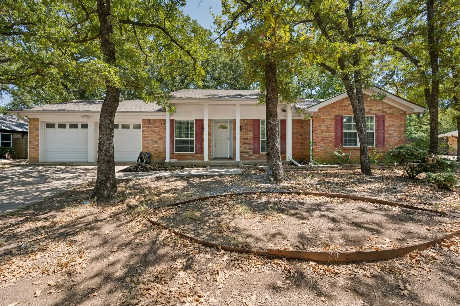 Single Family Residence For Rent in Tarrant County , 2517 Tanglewood Drive, Grapevine, Texas 76051, 4 Bedroom, 2 Bathroom, 2 Garage spaces, 1,576 Sqft, built in 1975, mls#21399506, Real Estate Agent in Grapevine, Homes For Rent in Tarrant county, Homes For Rent in Grapevine, Realtor in Grapevine Texas, Real Estate Brokerage Independent Realty Texas, Luminita Cordes Realtor