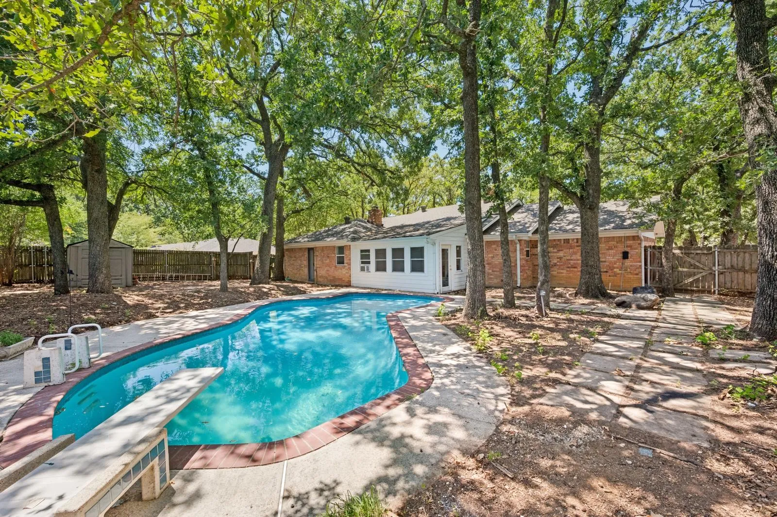 Single Family Residence For Rent in Tarrant County , 2517 Tanglewood Drive, Grapevine, Texas 76051, 4 Bedroom, 2 Bathroom, 2 Garage spaces, 1,576 Sqft, built in 1975, mls#21399506, Real Estate Agent in Grapevine, Homes For Rent in Tarrant county, Homes For Rent in Grapevine, Realtor in Grapevine Texas, Real Estate Brokerage Independent Realty Texas, Luminita Cordes Realtor