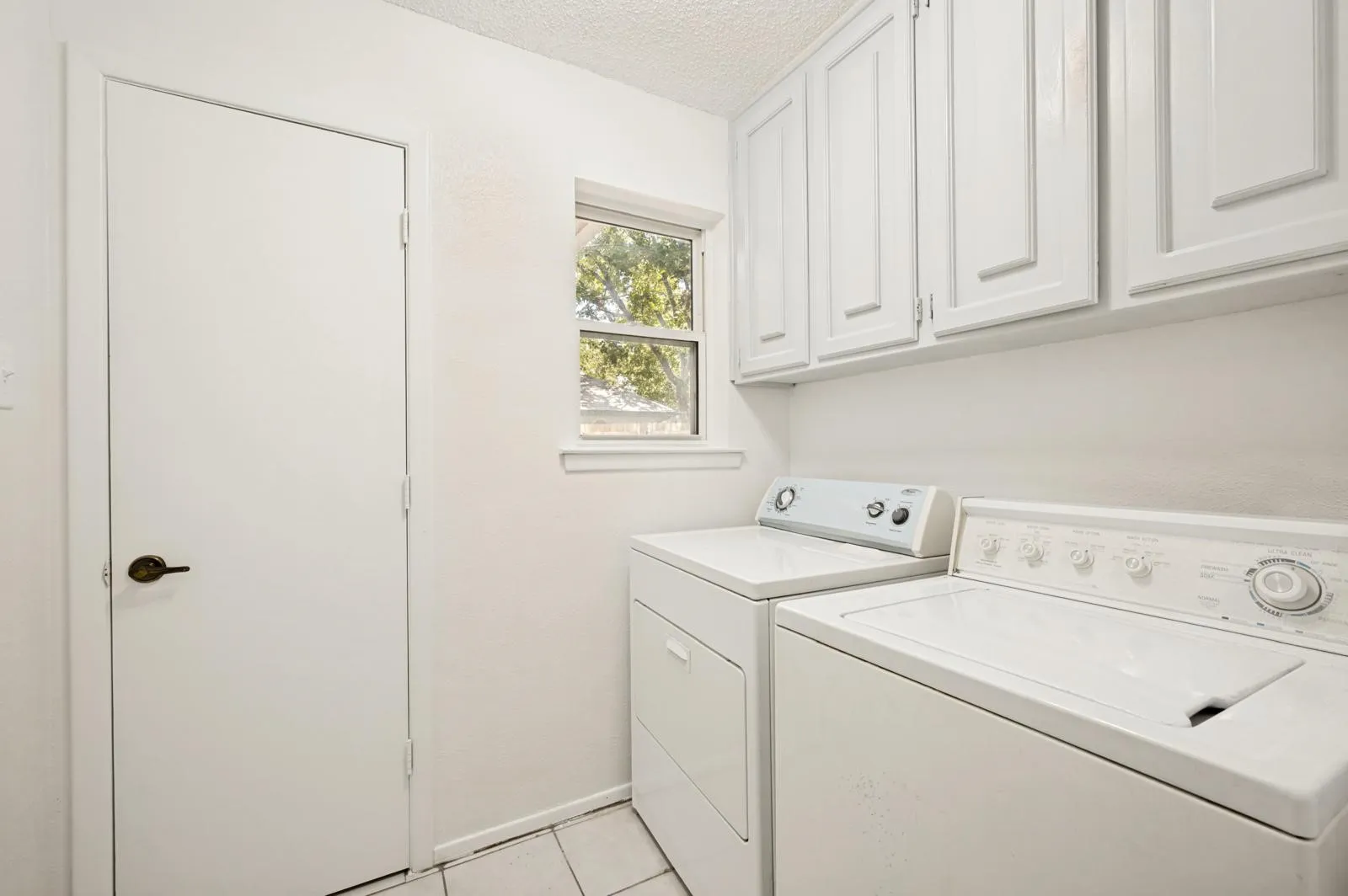 Single Family Residence For Rent in Tarrant County , 2517 Tanglewood Drive, Grapevine, Texas 76051, 4 Bedroom, 2 Bathroom, 2 Garage spaces, 1,576 Sqft, built in 1975, mls#21399506, Real Estate Agent in Grapevine, Homes For Rent in Tarrant county, Homes For Rent in Grapevine, Realtor in Grapevine Texas, Real Estate Brokerage Independent Realty Texas, Luminita Cordes Realtor