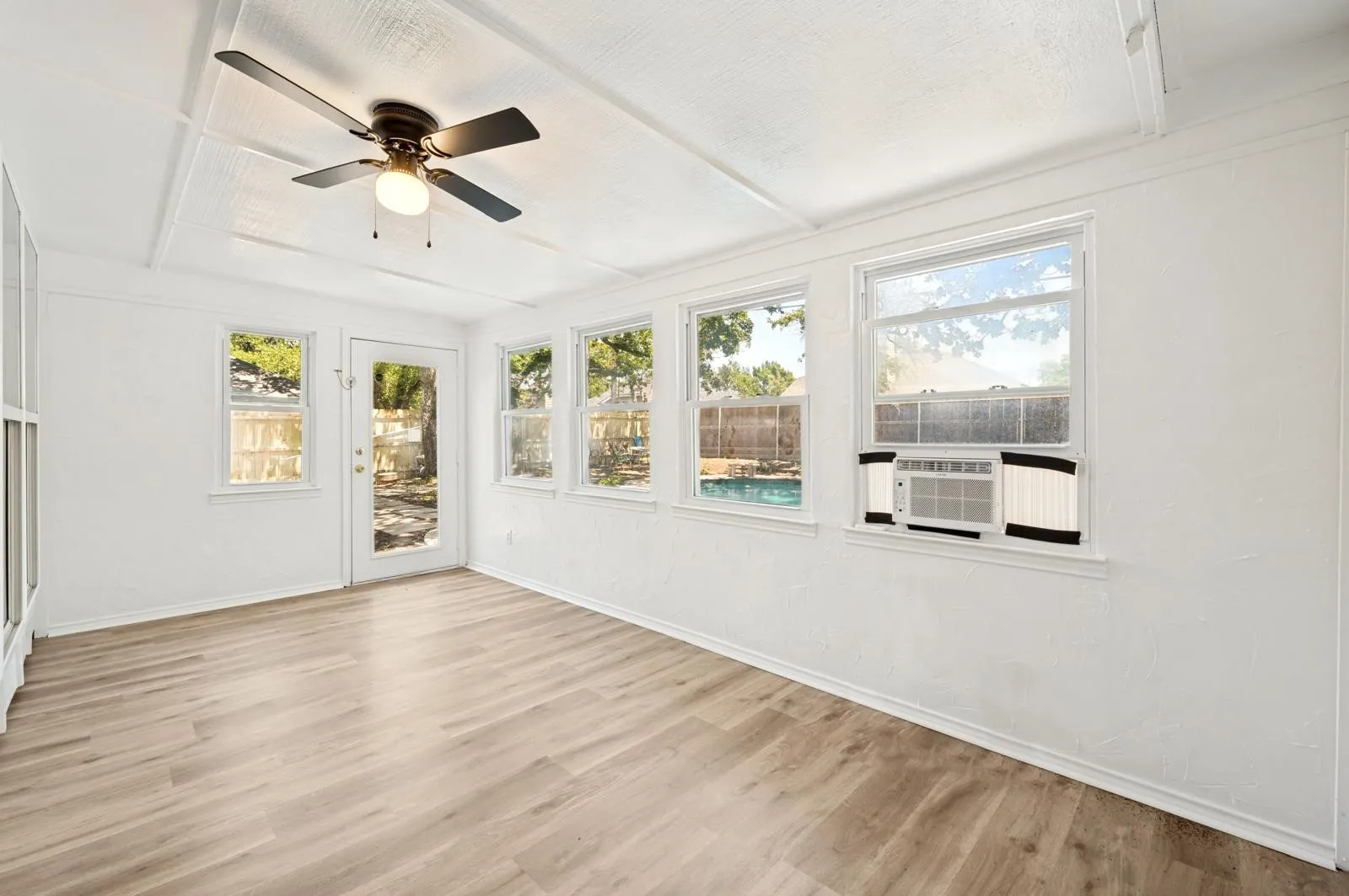 Single Family Residence For Rent in Tarrant County , 2517 Tanglewood Drive, Grapevine, Texas 76051, 4 Bedroom, 2 Bathroom, 2 Garage spaces, 1,576 Sqft, built in 1975, mls#21399506, Real Estate Agent in Grapevine, Homes For Rent in Tarrant county, Homes For Rent in Grapevine, Realtor in Grapevine Texas, Real Estate Brokerage Independent Realty Texas, Luminita Cordes Realtor