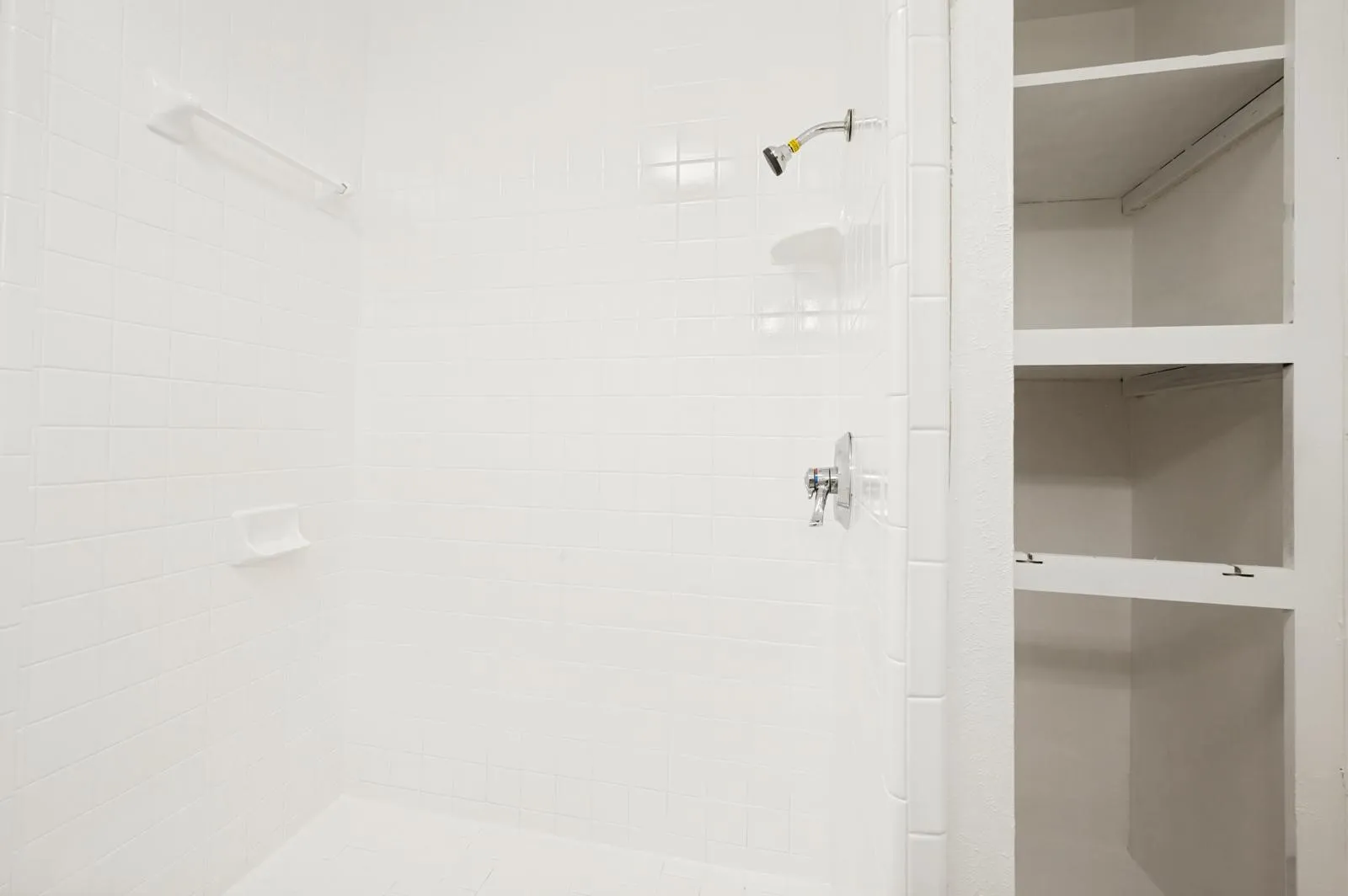 Single Family Residence For Rent in Tarrant County , 2517 Tanglewood Drive, Grapevine, Texas 76051, 4 Bedroom, 2 Bathroom, 2 Garage spaces, 1,576 Sqft, built in 1975, mls#21399506, Real Estate Agent in Grapevine, Homes For Rent in Tarrant county, Homes For Rent in Grapevine, Realtor in Grapevine Texas, Real Estate Brokerage Independent Realty Texas, Luminita Cordes Realtor