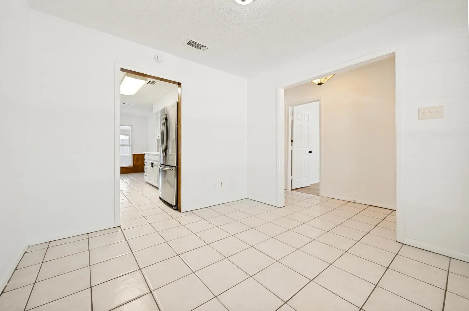 Single Family Residence For Rent in Tarrant County , 2517 Tanglewood Drive, Grapevine, Texas 76051, 4 Bedroom, 2 Bathroom, 2 Garage spaces, 1,576 Sqft, built in 1975, mls#21399506, Real Estate Agent in Grapevine, Homes For Rent in Tarrant county, Homes For Rent in Grapevine, Realtor in Grapevine Texas, Real Estate Brokerage Independent Realty Texas, Luminita Cordes Realtor