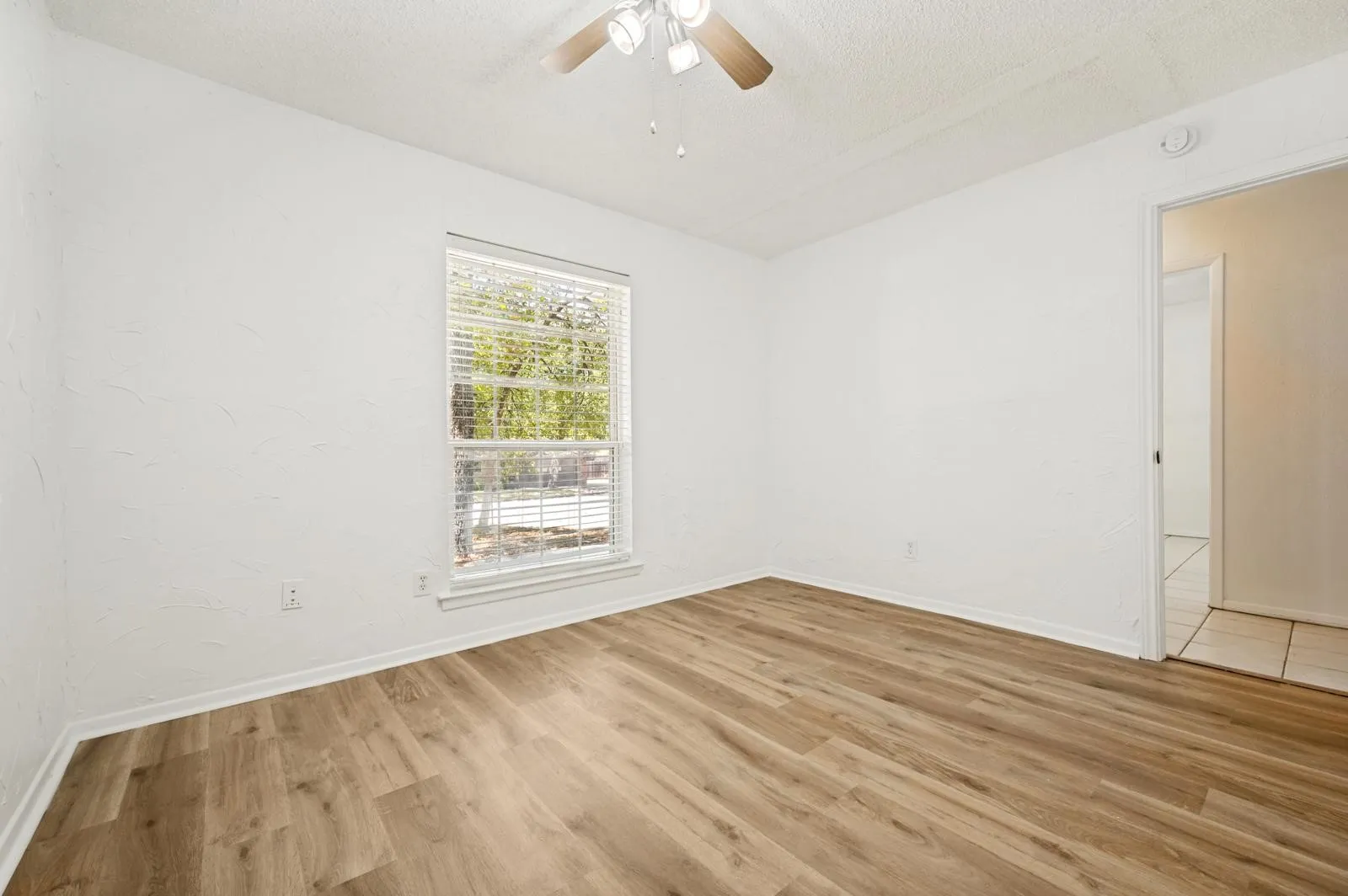 Single Family Residence For Rent in Tarrant County , 2517 Tanglewood Drive, Grapevine, Texas 76051, 4 Bedroom, 2 Bathroom, 2 Garage spaces, 1,576 Sqft, built in 1975, mls#21399506, Real Estate Agent in Grapevine, Homes For Rent in Tarrant county, Homes For Rent in Grapevine, Realtor in Grapevine Texas, Real Estate Brokerage Independent Realty Texas, Luminita Cordes Realtor