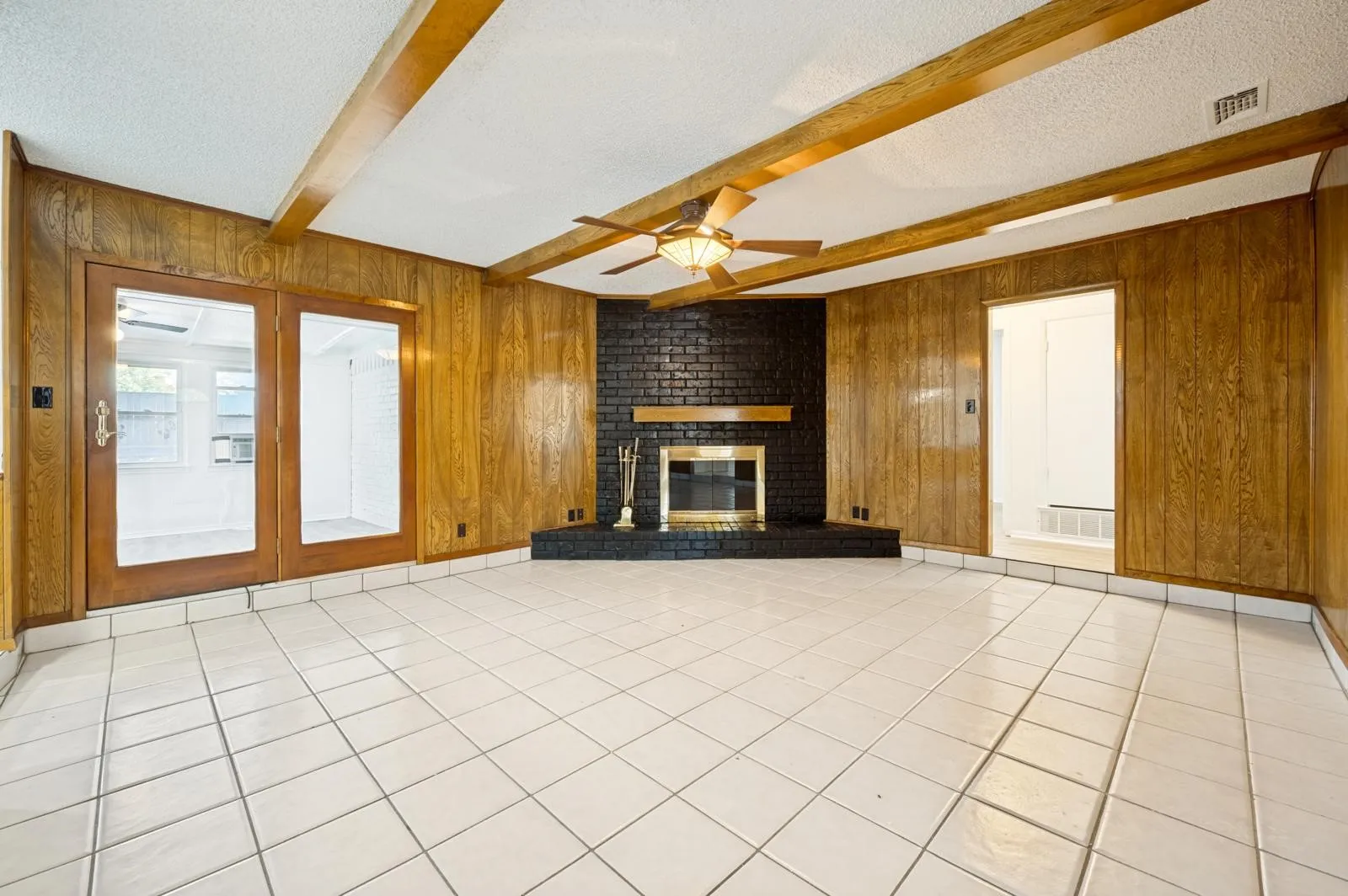 Single Family Residence For Rent in Tarrant County , 2517 Tanglewood Drive, Grapevine, Texas 76051, 4 Bedroom, 2 Bathroom, 2 Garage spaces, 1,576 Sqft, built in 1975, mls#21399506, Real Estate Agent in Grapevine, Homes For Rent in Tarrant county, Homes For Rent in Grapevine, Realtor in Grapevine Texas, Real Estate Brokerage Independent Realty Texas, Luminita Cordes Realtor