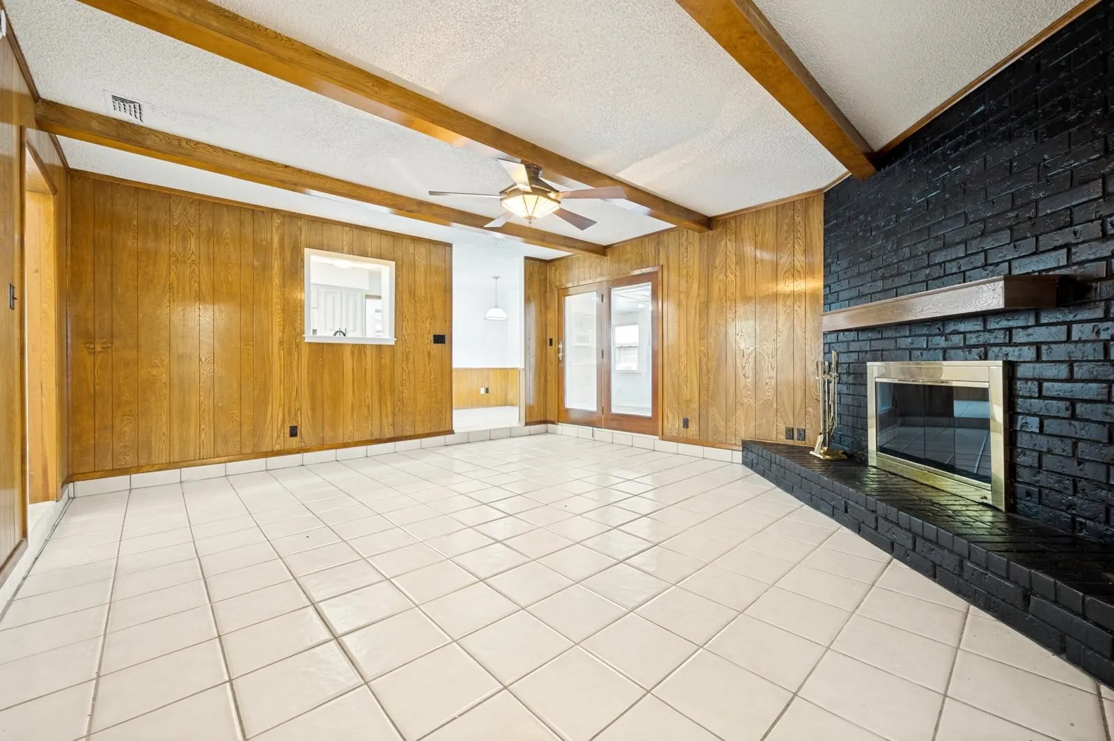 Single Family Residence For Rent in Tarrant County , 2517 Tanglewood Drive, Grapevine, Texas 76051, 4 Bedroom, 2 Bathroom, 2 Garage spaces, 1,576 Sqft, built in 1975, mls#21399506, Real Estate Agent in Grapevine, Homes For Rent in Tarrant county, Homes For Rent in Grapevine, Realtor in Grapevine Texas, Real Estate Brokerage Independent Realty Texas, Luminita Cordes Realtor