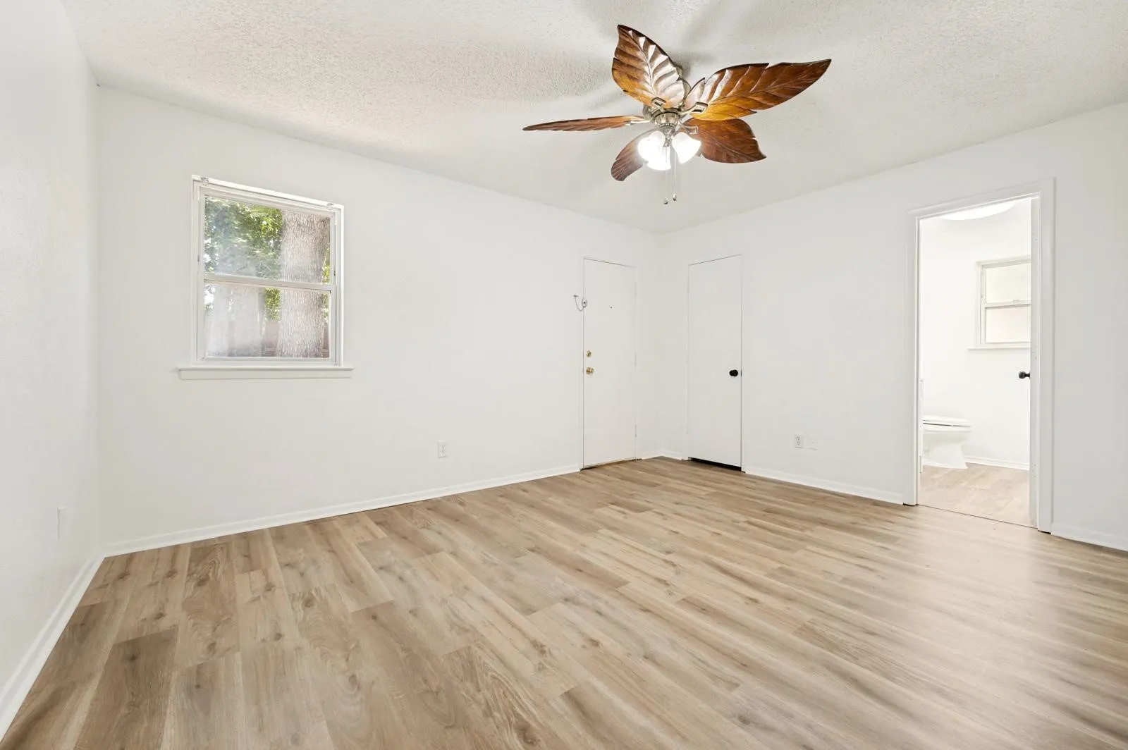Single Family Residence For Rent in Tarrant County , 2517 Tanglewood Drive, Grapevine, Texas 76051, 4 Bedroom, 2 Bathroom, 2 Garage spaces, 1,576 Sqft, built in 1975, mls#21399506, Real Estate Agent in Grapevine, Homes For Rent in Tarrant county, Homes For Rent in Grapevine, Realtor in Grapevine Texas, Real Estate Brokerage Independent Realty Texas, Luminita Cordes Realtor
