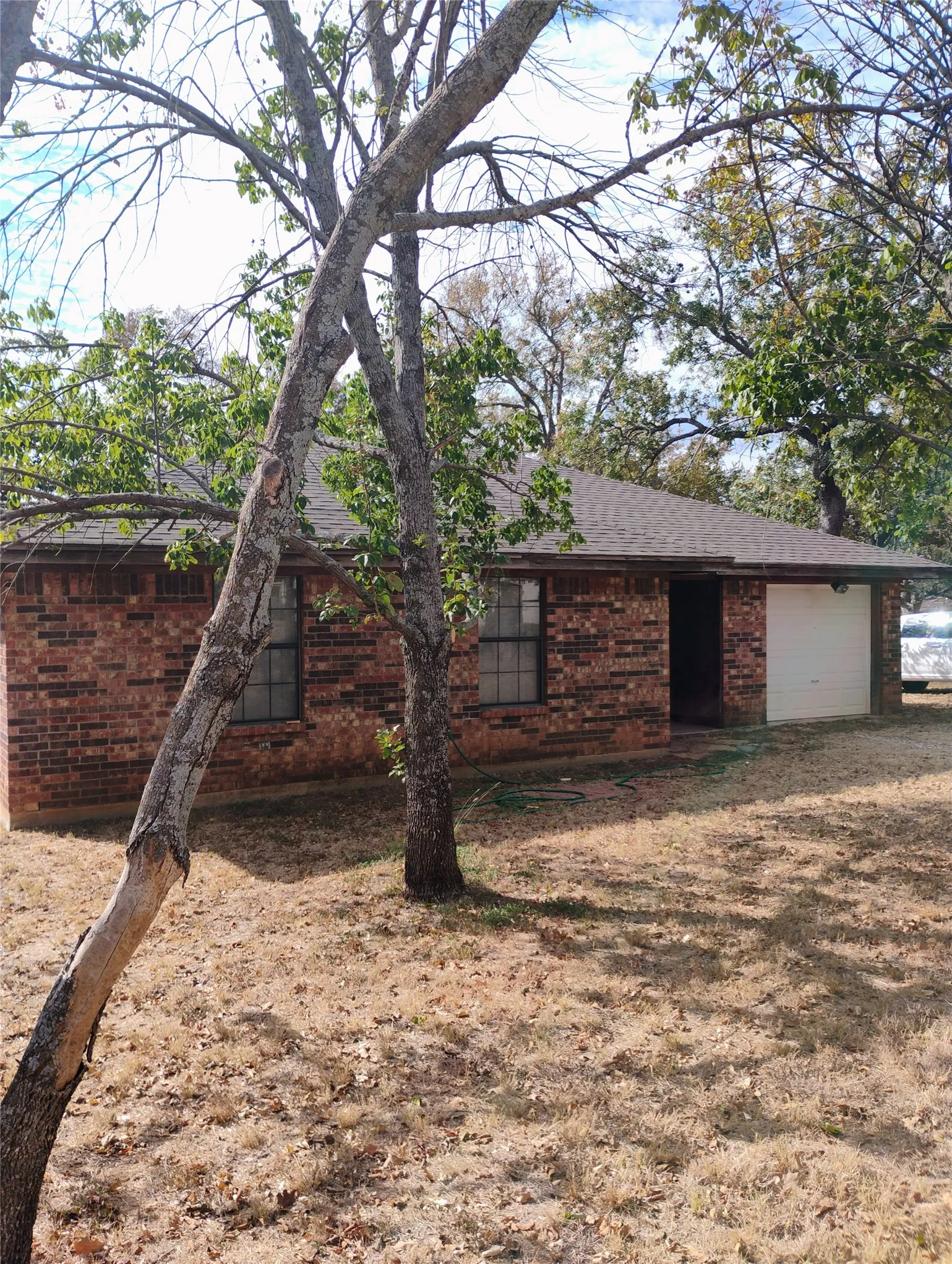 Single Family Residence For Sale in Wise County , 909 Live Oak Street, Lake Bridgeport, Texas 76426, 3 Bedroom, 2 Bathroom, 1 Garage spaces, 1,103 Sqft, built in 1983, mls#21399455, Real Estate Agent in Lake Bridgeport, Homes For Sale in Wise county, Homes For Sale in Lake Bridgeport, Realtor in Lake Bridgeport Texas, Real Estate Brokerage Independent Realty Texas, Luminita Cordes Realtor