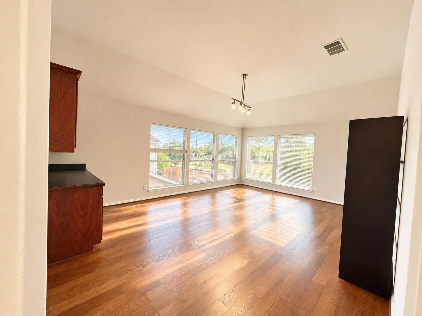 Single Family Residence For Rent in Dallas County , 2917 Waterford Drive, Irving, Texas 75063, 4 Bedroom, 4 Bathroom, 2 Garage spaces, 3,155 Sqft, built in 2000, mls#21399500, Real Estate Agent in Irving, Homes For Rent in Dallas county, Homes For Rent in Irving, Realtor in Irving Texas, Real Estate Brokerage Independent Realty Texas, Luminita Cordes Realtor