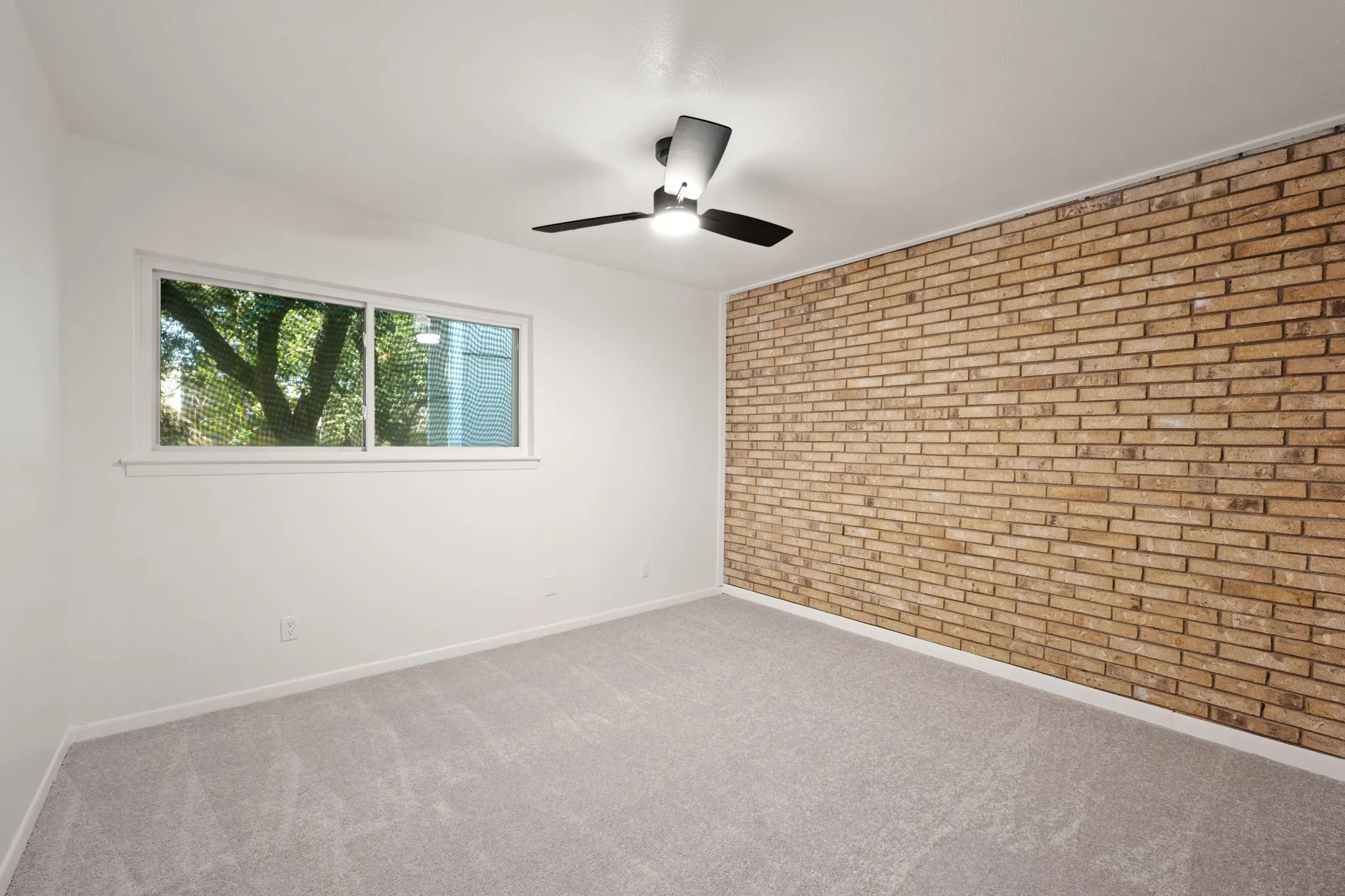 Townhouse For Sale in Dallas County , 2706 Creek Wood Court, Carrollton, Texas 75006, 4 Bedroom, 2 Bathroom, 1 Garage spaces, 1,738 Sqft, built in 1974, mls#21399523, Real Estate Agent in Carrollton, Homes For Sale in Dallas county, Homes For Sale in Carrollton, Realtor in Carrollton Texas, Real Estate Brokerage Independent Realty Texas, Luminita Cordes Realtor