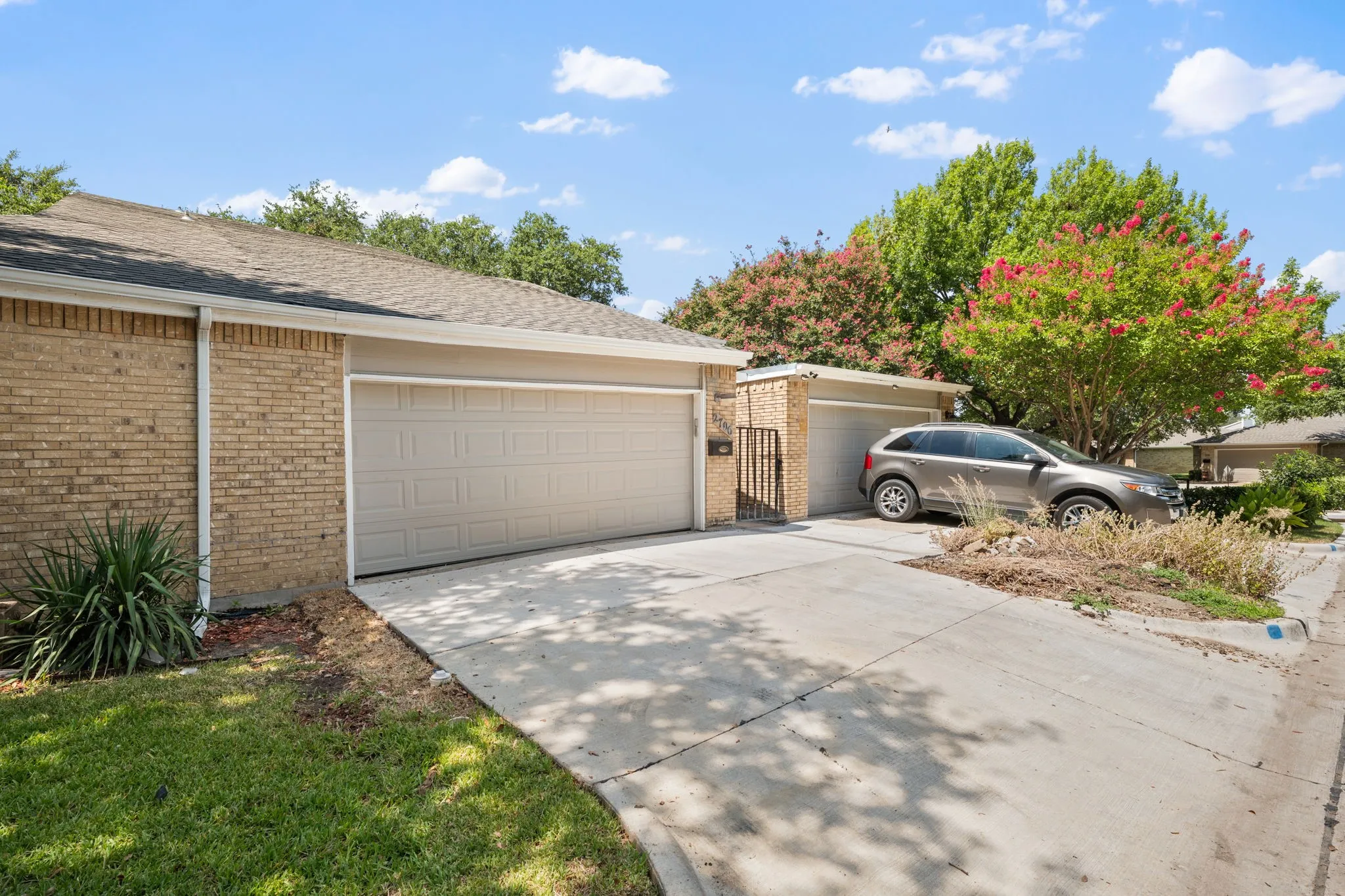 Townhouse For Sale in Dallas County , 2706 Creek Wood Court, Carrollton, Texas 75006, 4 Bedroom, 2 Bathroom, 1 Garage spaces, 1,738 Sqft, built in 1974, mls#21399523, Real Estate Agent in Carrollton, Homes For Sale in Dallas county, Homes For Sale in Carrollton, Realtor in Carrollton Texas, Real Estate Brokerage Independent Realty Texas, Luminita Cordes Realtor