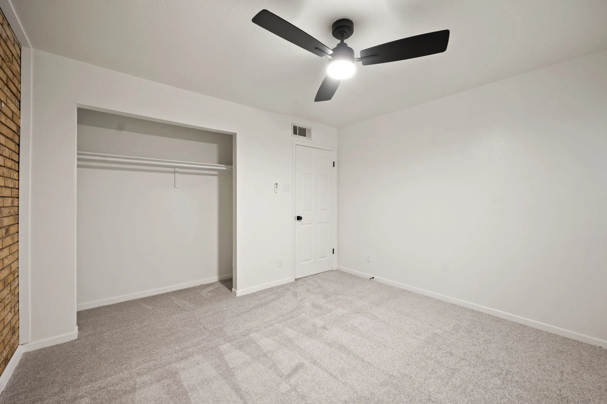Townhouse For Sale in Dallas County , 2706 Creek Wood Court, Carrollton, Texas 75006, 4 Bedroom, 2 Bathroom, 1 Garage spaces, 1,738 Sqft, built in 1974, mls#21399523, Real Estate Agent in Carrollton, Homes For Sale in Dallas county, Homes For Sale in Carrollton, Realtor in Carrollton Texas, Real Estate Brokerage Independent Realty Texas, Luminita Cordes Realtor