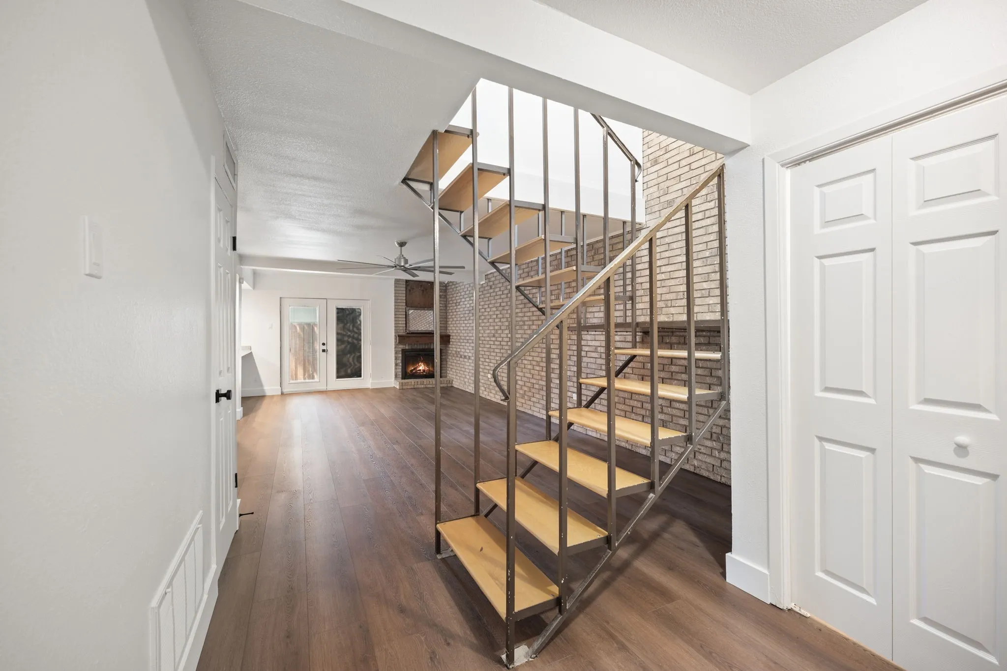 Townhouse For Sale in Dallas County , 2706 Creek Wood Court, Carrollton, Texas 75006, 4 Bedroom, 2 Bathroom, 1 Garage spaces, 1,738 Sqft, built in 1974, mls#21399523, Real Estate Agent in Carrollton, Homes For Sale in Dallas county, Homes For Sale in Carrollton, Realtor in Carrollton Texas, Real Estate Brokerage Independent Realty Texas, Luminita Cordes Realtor