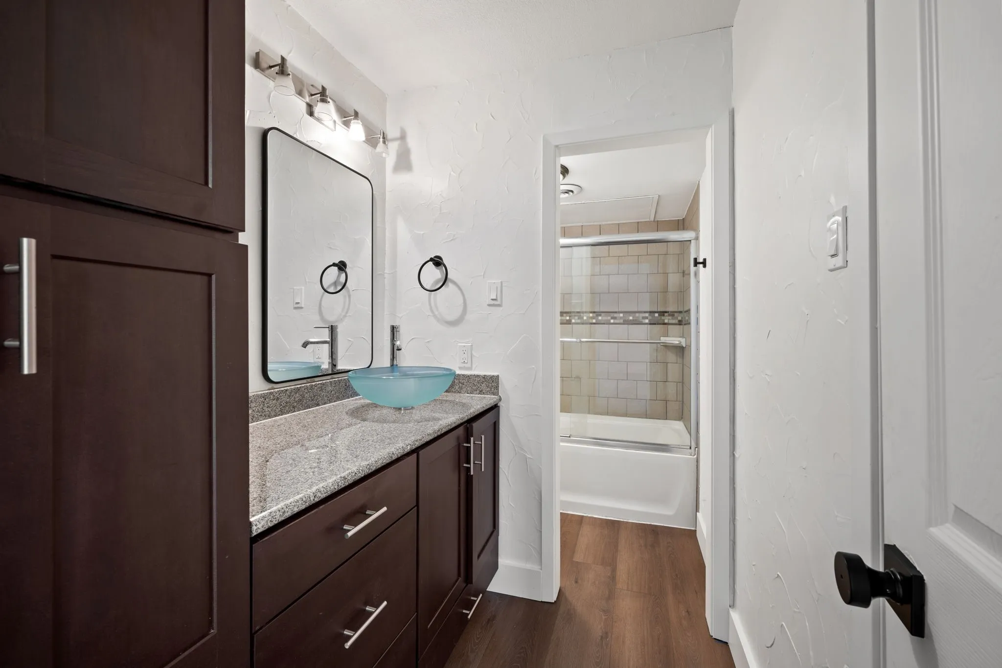 Townhouse For Sale in Dallas County , 2706 Creek Wood Court, Carrollton, Texas 75006, 4 Bedroom, 2 Bathroom, 1 Garage spaces, 1,738 Sqft, built in 1974, mls#21399523, Real Estate Agent in Carrollton, Homes For Sale in Dallas county, Homes For Sale in Carrollton, Realtor in Carrollton Texas, Real Estate Brokerage Independent Realty Texas, Luminita Cordes Realtor