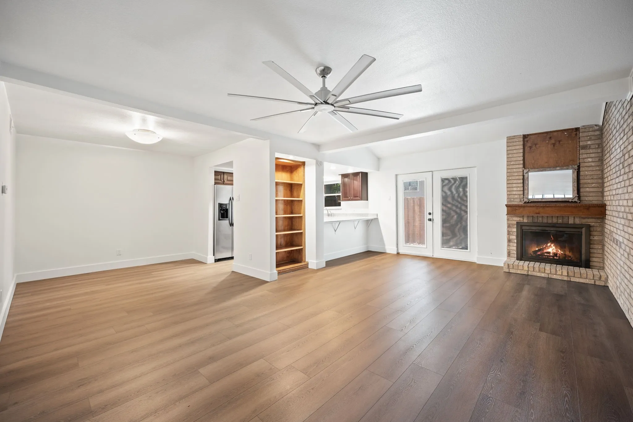 Townhouse For Sale in Dallas County , 2706 Creek Wood Court, Carrollton, Texas 75006, 4 Bedroom, 2 Bathroom, 1 Garage spaces, 1,738 Sqft, built in 1974, mls#21399523, Real Estate Agent in Carrollton, Homes For Sale in Dallas county, Homes For Sale in Carrollton, Realtor in Carrollton Texas, Real Estate Brokerage Independent Realty Texas, Luminita Cordes Realtor