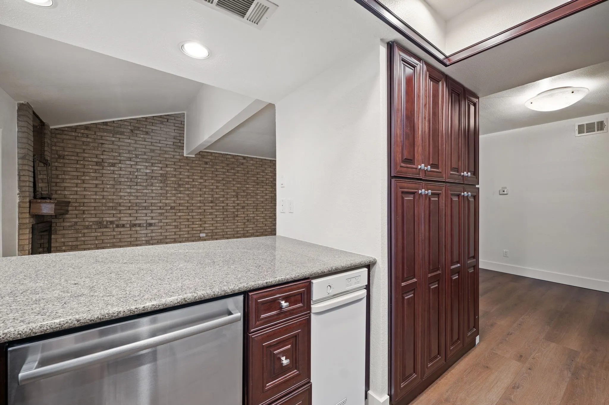Townhouse For Sale in Dallas County , 2706 Creek Wood Court, Carrollton, Texas 75006, 4 Bedroom, 2 Bathroom, 1 Garage spaces, 1,738 Sqft, built in 1974, mls#21399523, Real Estate Agent in Carrollton, Homes For Sale in Dallas county, Homes For Sale in Carrollton, Realtor in Carrollton Texas, Real Estate Brokerage Independent Realty Texas, Luminita Cordes Realtor