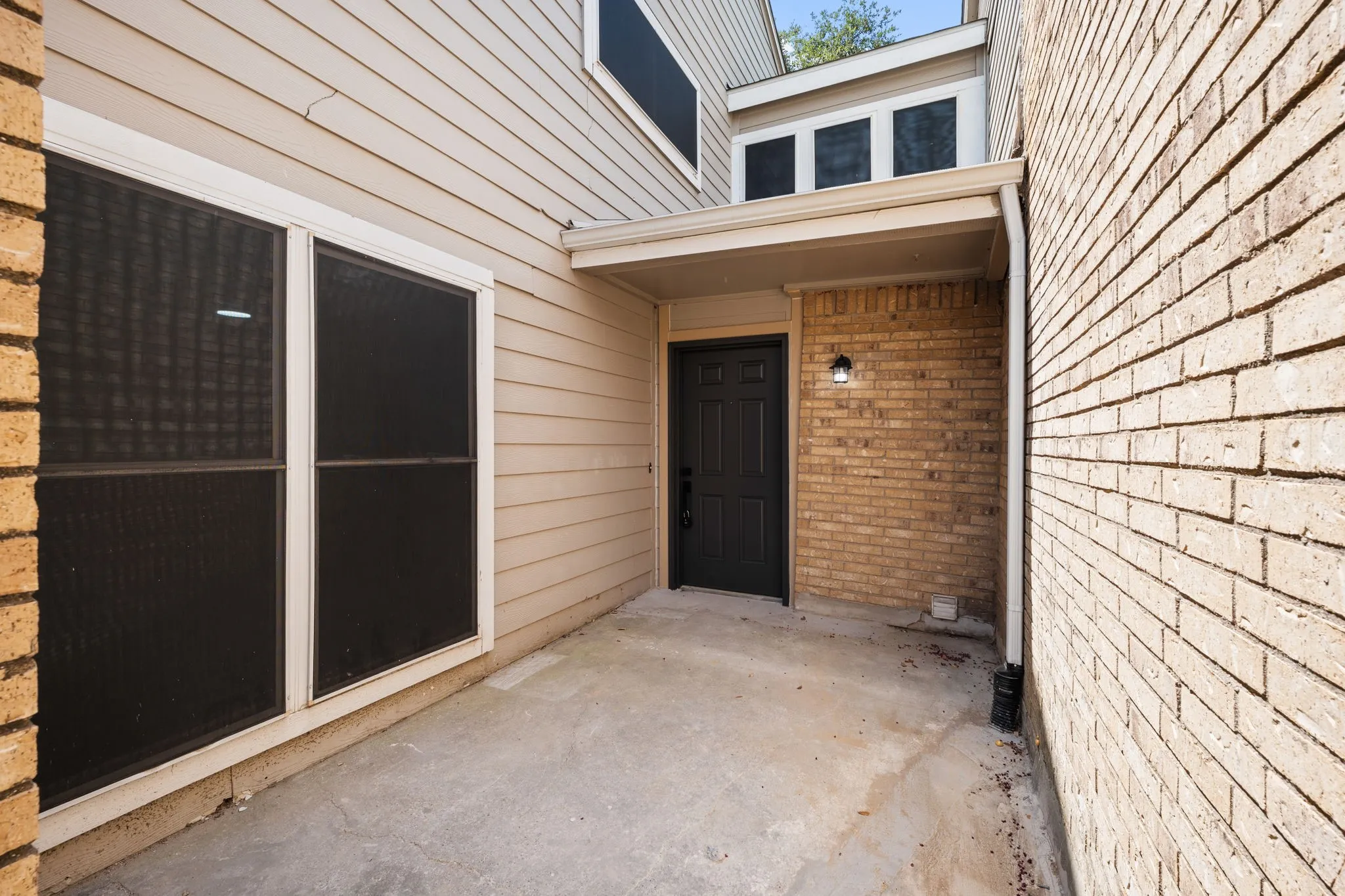 Townhouse For Sale in Dallas County , 2706 Creek Wood Court, Carrollton, Texas 75006, 4 Bedroom, 2 Bathroom, 1 Garage spaces, 1,738 Sqft, built in 1974, mls#21399523, Real Estate Agent in Carrollton, Homes For Sale in Dallas county, Homes For Sale in Carrollton, Realtor in Carrollton Texas, Real Estate Brokerage Independent Realty Texas, Luminita Cordes Realtor