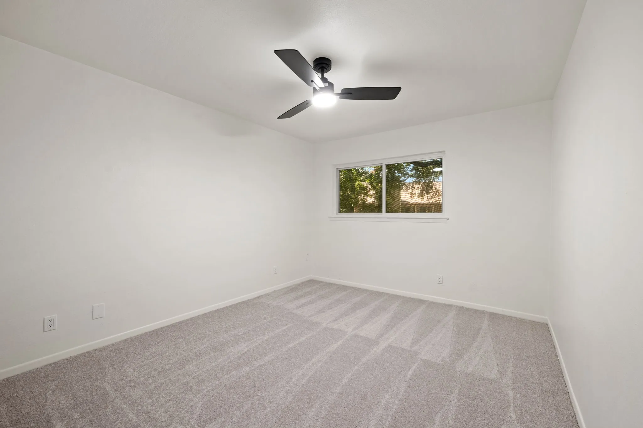 Townhouse For Sale in Dallas County , 2706 Creek Wood Court, Carrollton, Texas 75006, 4 Bedroom, 2 Bathroom, 1 Garage spaces, 1,738 Sqft, built in 1974, mls#21399523, Real Estate Agent in Carrollton, Homes For Sale in Dallas county, Homes For Sale in Carrollton, Realtor in Carrollton Texas, Real Estate Brokerage Independent Realty Texas, Luminita Cordes Realtor