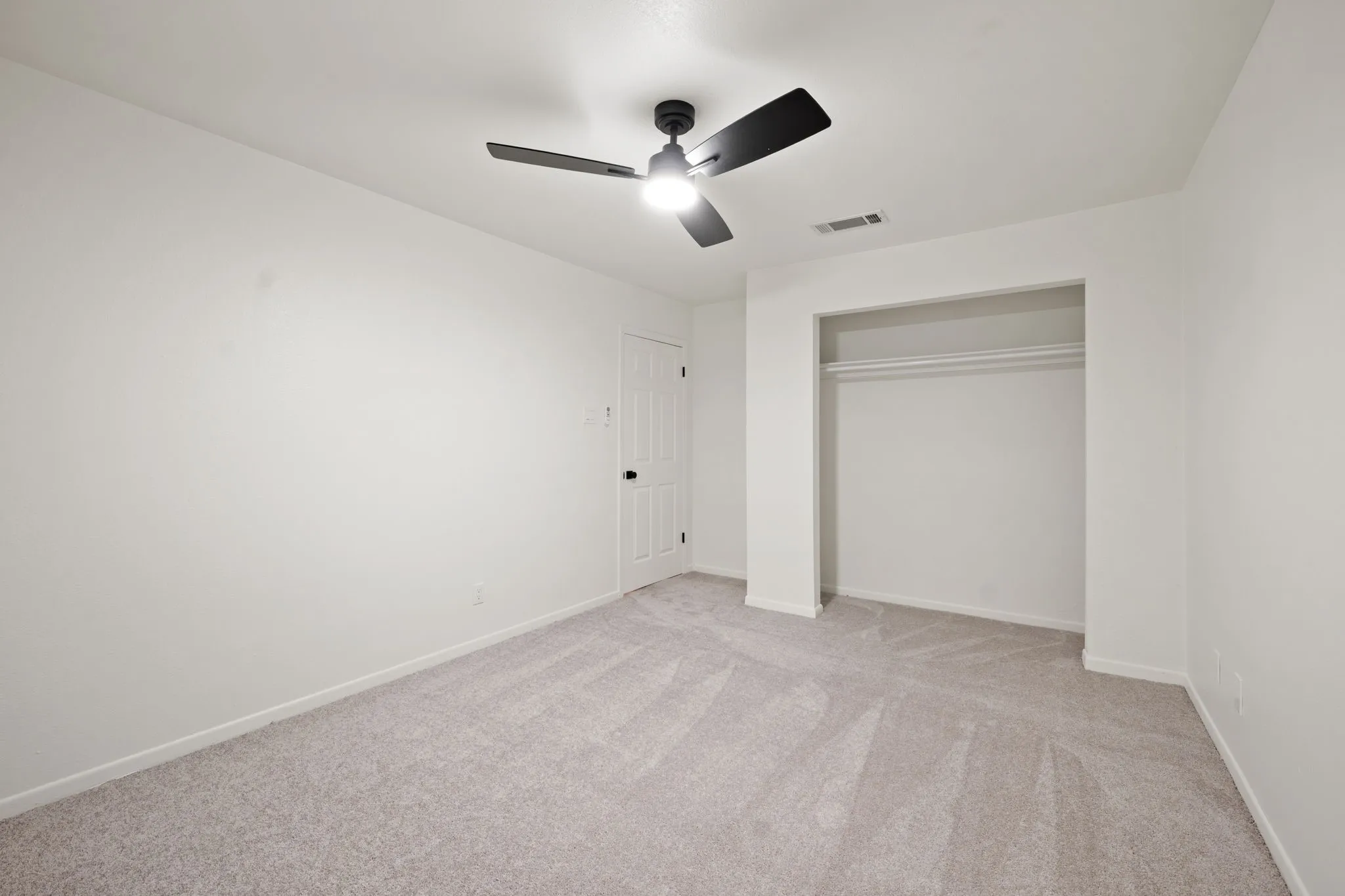 Townhouse For Sale in Dallas County , 2706 Creek Wood Court, Carrollton, Texas 75006, 4 Bedroom, 2 Bathroom, 1 Garage spaces, 1,738 Sqft, built in 1974, mls#21399523, Real Estate Agent in Carrollton, Homes For Sale in Dallas county, Homes For Sale in Carrollton, Realtor in Carrollton Texas, Real Estate Brokerage Independent Realty Texas, Luminita Cordes Realtor