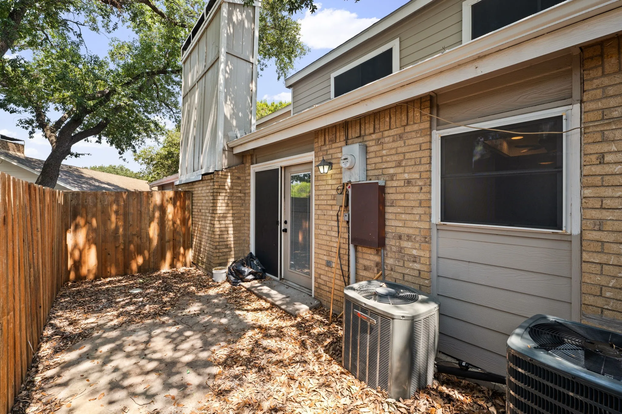 Townhouse For Sale in Dallas County , 2706 Creek Wood Court, Carrollton, Texas 75006, 4 Bedroom, 2 Bathroom, 1 Garage spaces, 1,738 Sqft, built in 1974, mls#21399523, Real Estate Agent in Carrollton, Homes For Sale in Dallas county, Homes For Sale in Carrollton, Realtor in Carrollton Texas, Real Estate Brokerage Independent Realty Texas, Luminita Cordes Realtor