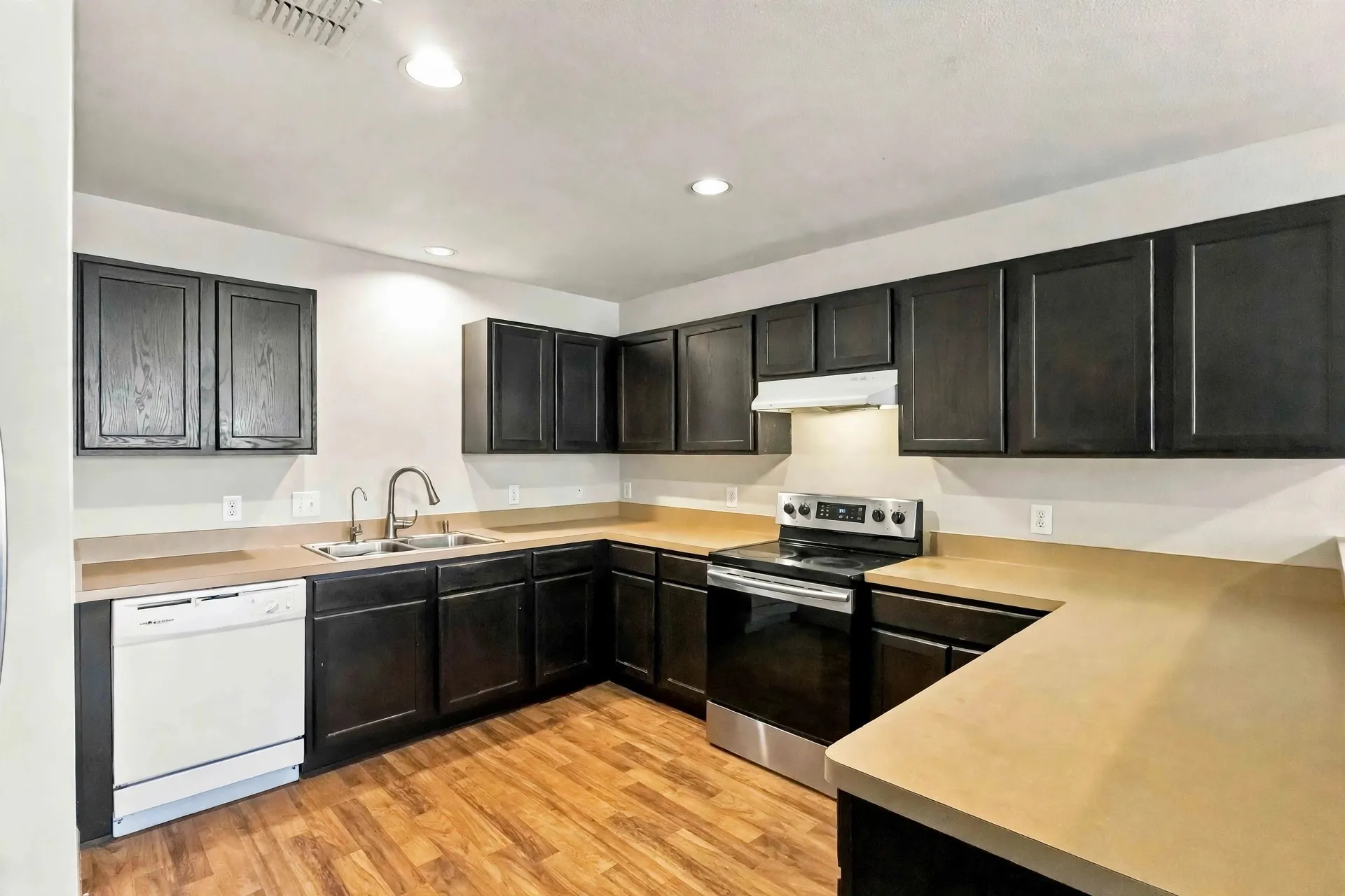 Single Family Residence For Sale in Dallas County , 3443 Brahma Drive, Dallas, Texas 75241, 3 Bedroom, 2 Bathroom, 1 Garage spaces, 1,464 Sqft, built in 2010, mls#21362067, Real Estate Agent in Dallas, Homes For Sale in Dallas county, Homes For Sale in Dallas, Realtor in Dallas Texas, Real Estate Brokerage Independent Realty Texas, Luminita Cordes Realtor