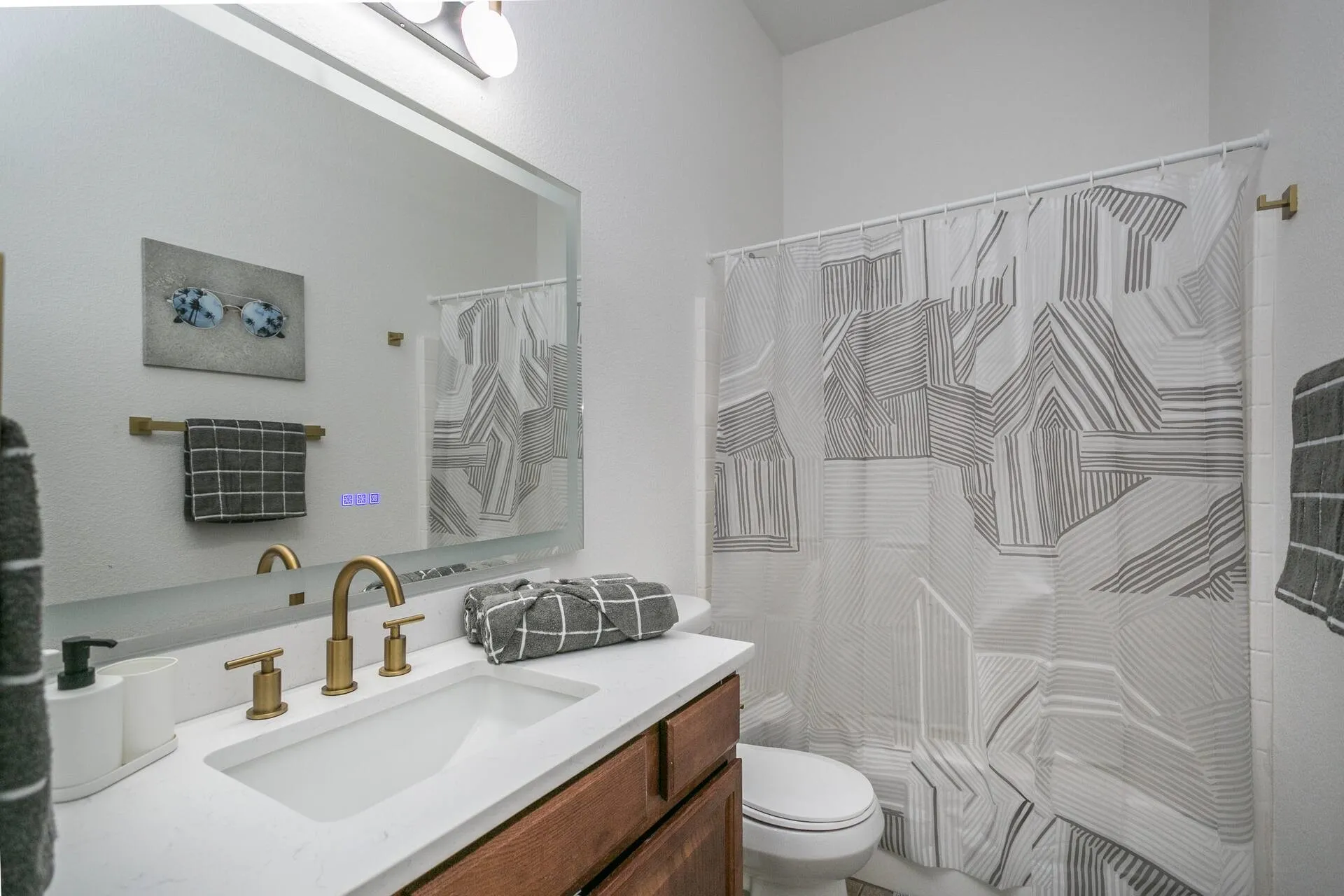 Single Family Residence For Sale in Tarrant County , 2615 Fox Creek Trail, Arlington, Texas 76017, 4 Bedroom, 2 Bathroom, 2 Garage spaces, 3,126 Sqft, built in 2006, mls#21399525, Real Estate Agent in Arlington, Homes For Sale in Tarrant county, Homes For Sale in Arlington, Realtor in Arlington Texas, Real Estate Brokerage Independent Realty Texas, Luminita Cordes Realtor