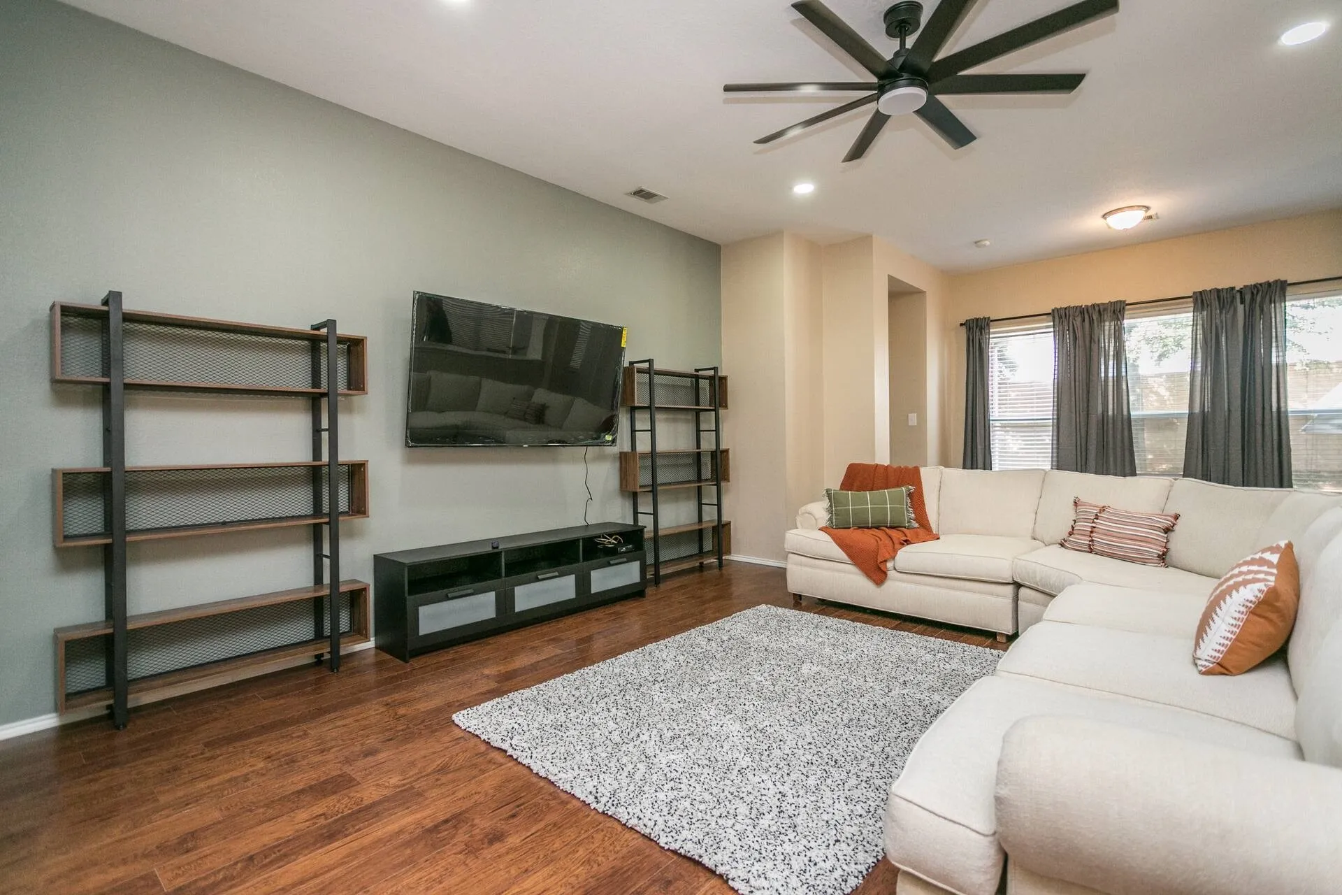 Single Family Residence For Sale in Tarrant County , 2615 Fox Creek Trail, Arlington, Texas 76017, 4 Bedroom, 2 Bathroom, 2 Garage spaces, 3,126 Sqft, built in 2006, mls#21399525, Real Estate Agent in Arlington, Homes For Sale in Tarrant county, Homes For Sale in Arlington, Realtor in Arlington Texas, Real Estate Brokerage Independent Realty Texas, Luminita Cordes Realtor