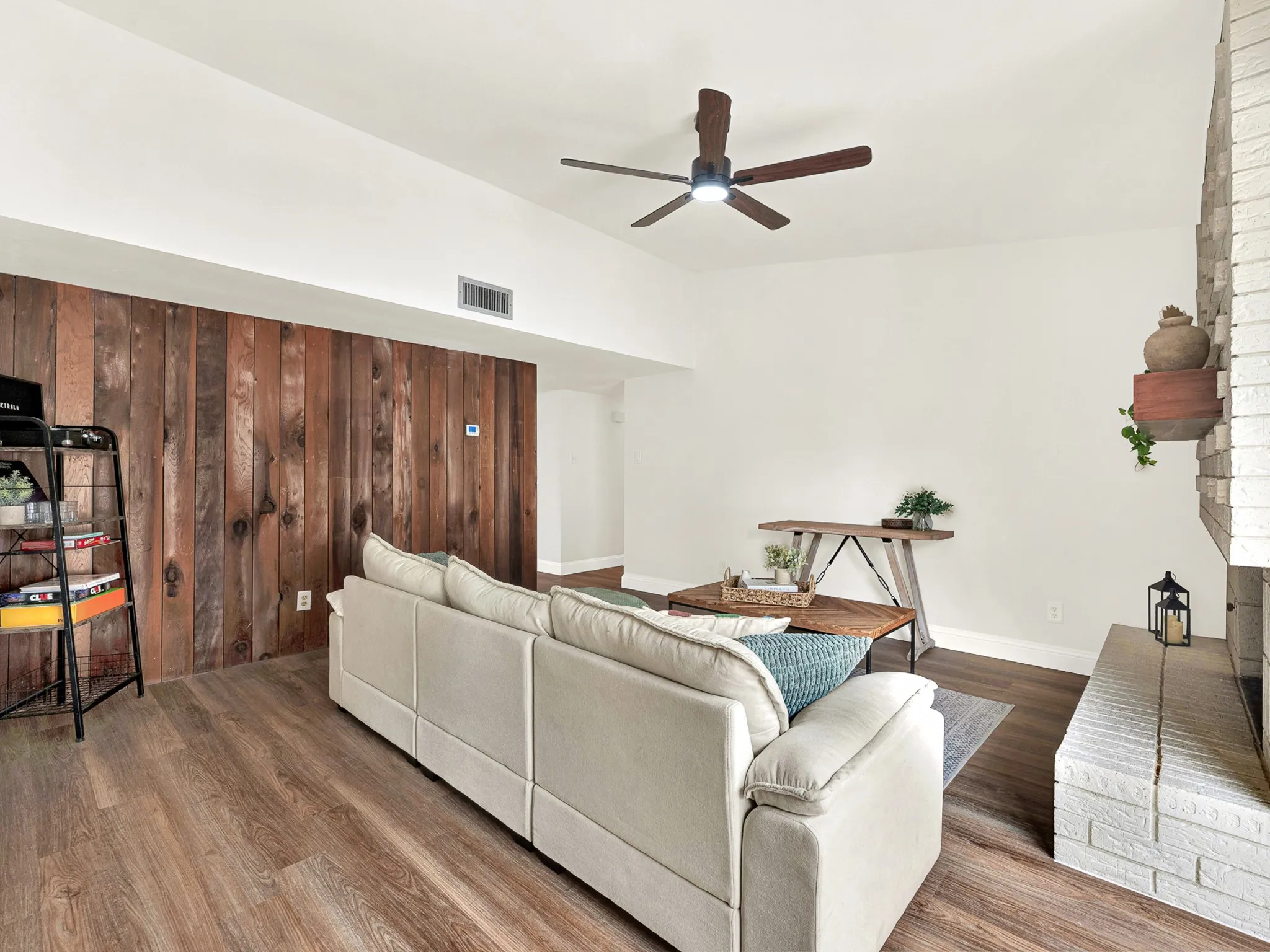 Single Family Residence For Sale in Dallas County , 914 Prestwick Lane, Richardson, Texas 75080, 3 Bedroom, 2 Bathroom, 2 Garage spaces, 1,288 Sqft, built in 1964, mls#21399368, Real Estate Agent in Richardson, Homes For Sale in Dallas county, Homes For Sale in Richardson, Realtor in Richardson Texas, Real Estate Brokerage Independent Realty Texas, Luminita Cordes Realtor