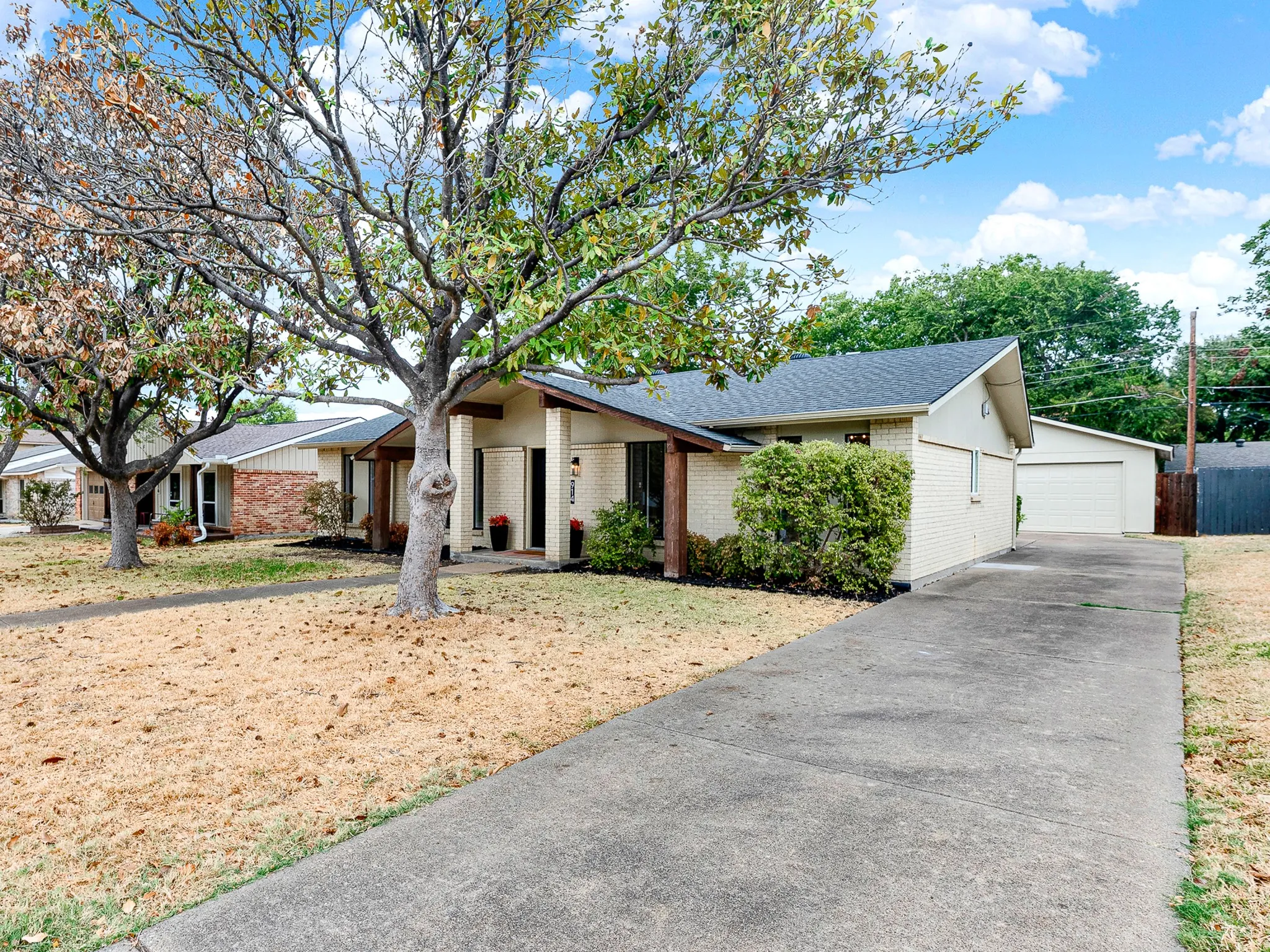 Single Family Residence For Sale in Dallas County , 914 Prestwick Lane, Richardson, Texas 75080, 3 Bedroom, 2 Bathroom, 2 Garage spaces, 1,288 Sqft, built in 1964, mls#21399368, Real Estate Agent in Richardson, Homes For Sale in Dallas county, Homes For Sale in Richardson, Realtor in Richardson Texas, Real Estate Brokerage Independent Realty Texas, Luminita Cordes Realtor