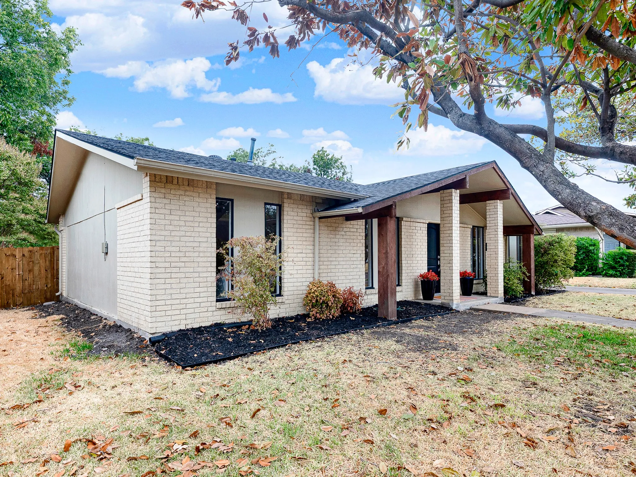 Single Family Residence For Sale in Dallas County , 914 Prestwick Lane, Richardson, Texas 75080, 3 Bedroom, 2 Bathroom, 2 Garage spaces, 1,288 Sqft, built in 1964, mls#21399368, Real Estate Agent in Richardson, Homes For Sale in Dallas county, Homes For Sale in Richardson, Realtor in Richardson Texas, Real Estate Brokerage Independent Realty Texas, Luminita Cordes Realtor