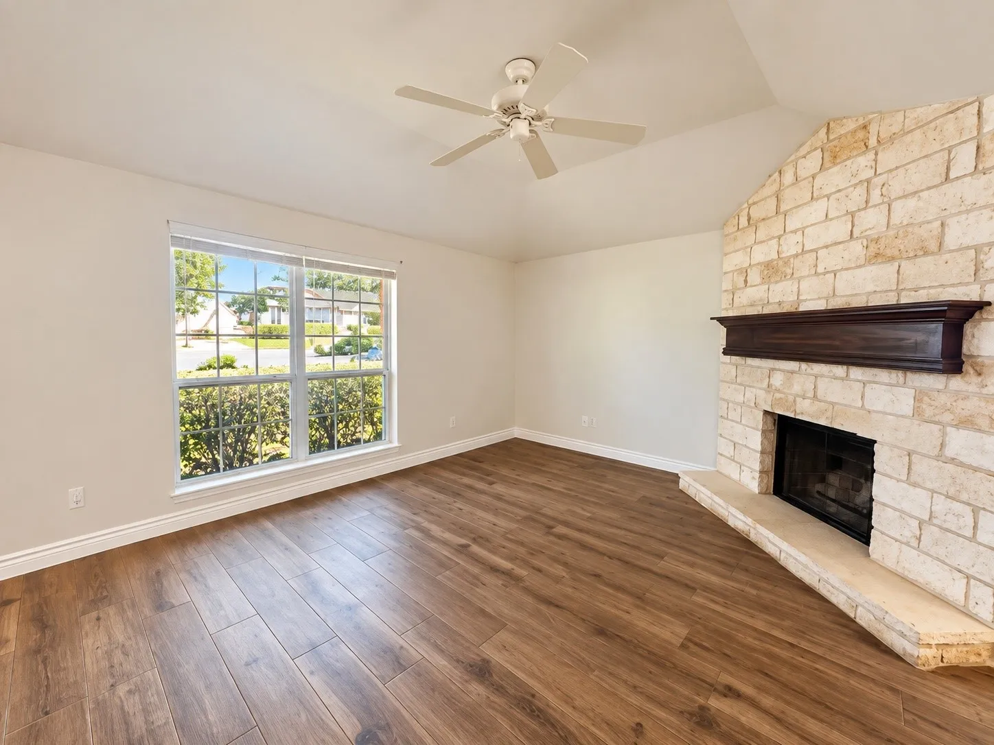 Single Family Residence For Sale in Tarrant County , 806 Blessing Creek Drive, Euless, Texas 76039, 2 Bedroom, 1 Bathroom, Garage spaces, 1,044 Sqft, built in 1982, mls#21397108, Real Estate Agent in Euless, Homes For Sale in Tarrant county, Homes For Sale in Euless, Realtor in Euless Texas, Real Estate Brokerage Independent Realty Texas, Luminita Cordes Realtor
