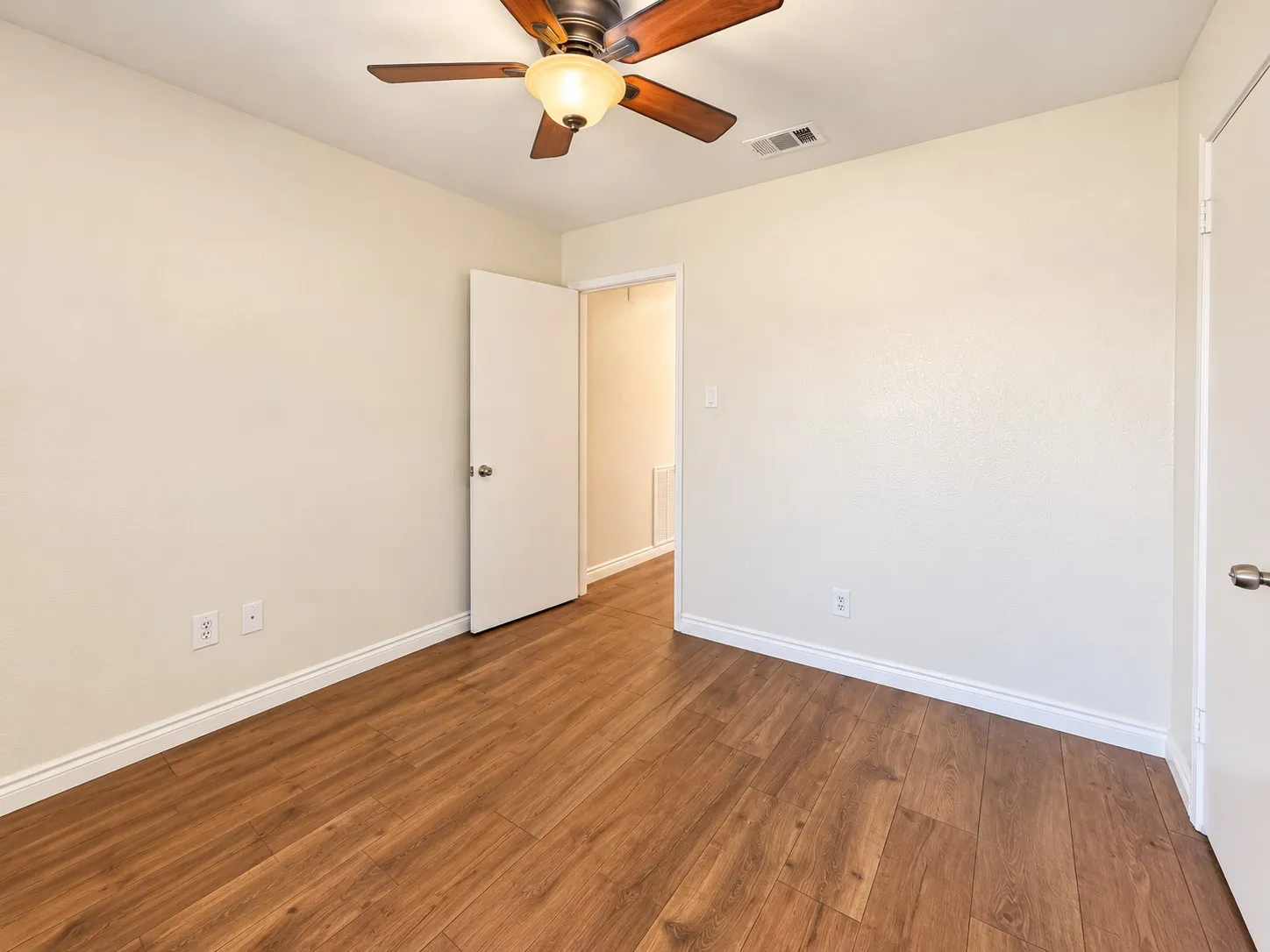 Single Family Residence For Sale in Tarrant County , 806 Blessing Creek Drive, Euless, Texas 76039, 2 Bedroom, 1 Bathroom, Garage spaces, 1,044 Sqft, built in 1982, mls#21397108, Real Estate Agent in Euless, Homes For Sale in Tarrant county, Homes For Sale in Euless, Realtor in Euless Texas, Real Estate Brokerage Independent Realty Texas, Luminita Cordes Realtor