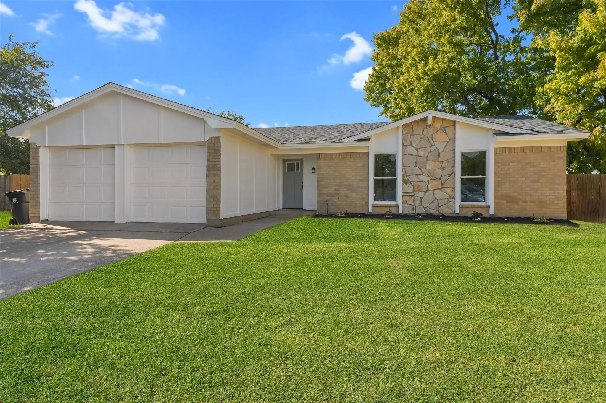 Single Family Residence For Sale in Tarrant County , 403 Plantation Drive, Arlington, Texas 76014, 3 Bedroom, 2 Bathroom, 2 Garage spaces, 1,300 Sqft, built in 1979, mls#21399490, Real Estate Agent in Arlington, Homes For Sale in Tarrant county, Homes For Sale in Arlington, Realtor in Arlington Texas, Real Estate Brokerage Independent Realty Texas, Luminita Cordes Realtor