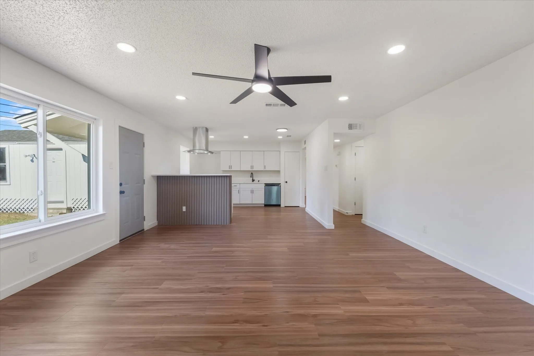 Single Family Residence For Sale in Tarrant County , 403 Plantation Drive, Arlington, Texas 76014, 3 Bedroom, 2 Bathroom, 2 Garage spaces, 1,300 Sqft, built in 1979, mls#21399490, Real Estate Agent in Arlington, Homes For Sale in Tarrant county, Homes For Sale in Arlington, Realtor in Arlington Texas, Real Estate Brokerage Independent Realty Texas, Luminita Cordes Realtor