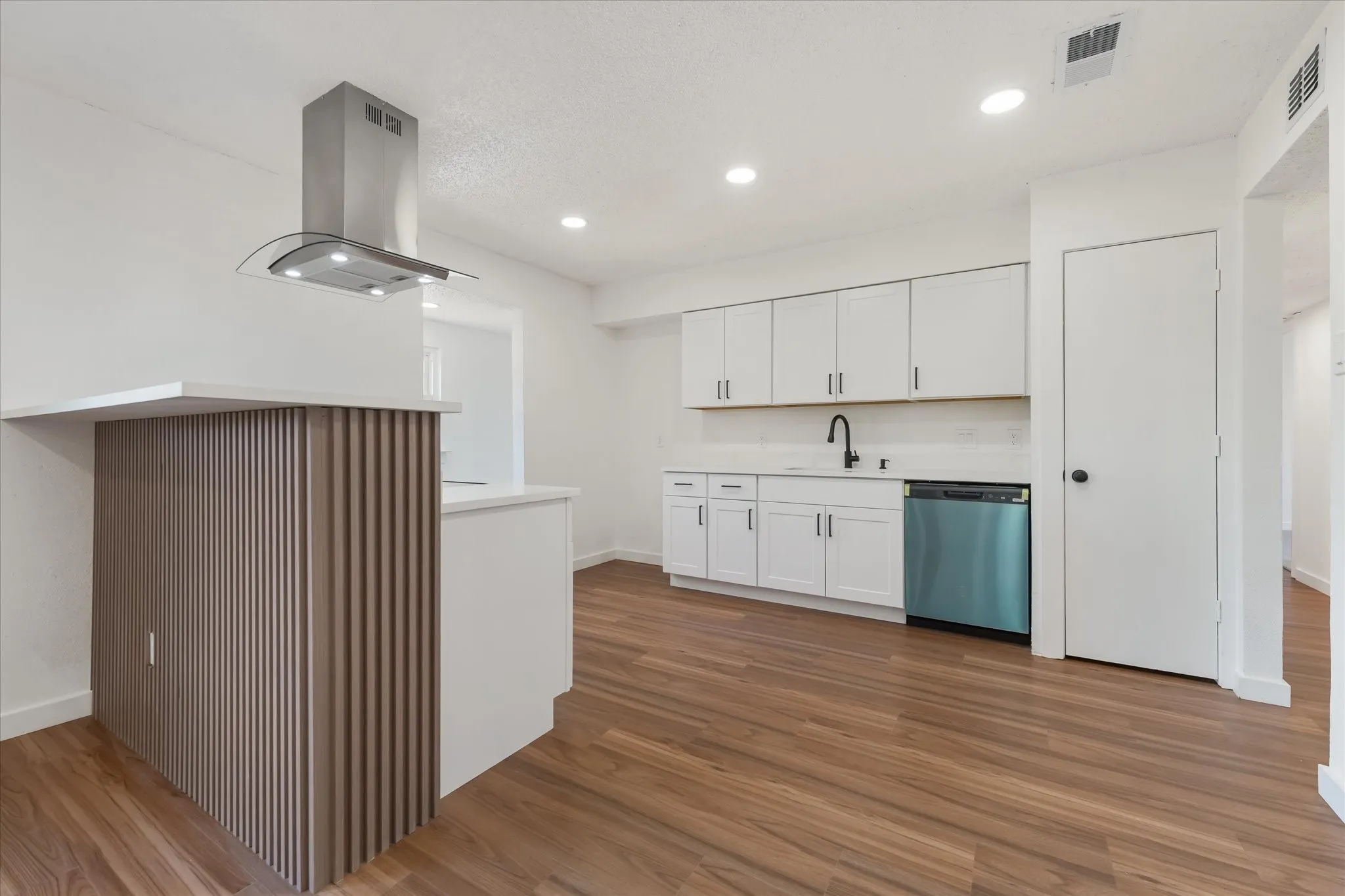 Single Family Residence For Sale in Tarrant County , 403 Plantation Drive, Arlington, Texas 76014, 3 Bedroom, 2 Bathroom, 2 Garage spaces, 1,300 Sqft, built in 1979, mls#21399490, Real Estate Agent in Arlington, Homes For Sale in Tarrant county, Homes For Sale in Arlington, Realtor in Arlington Texas, Real Estate Brokerage Independent Realty Texas, Luminita Cordes Realtor